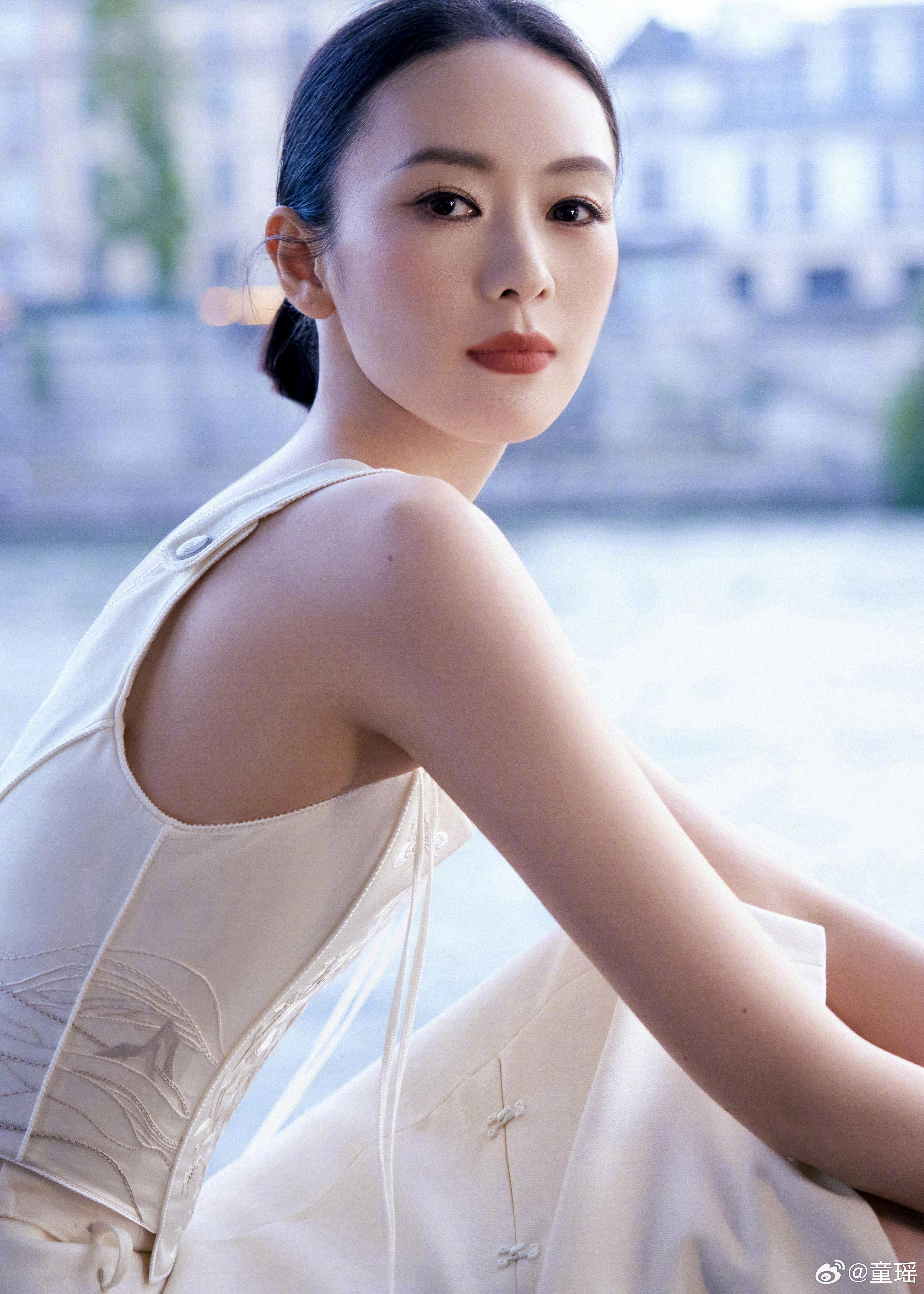 童瑶白色新中式套装现身塞纳河畔 纯洁优雅如东方茉莉,1 (1)