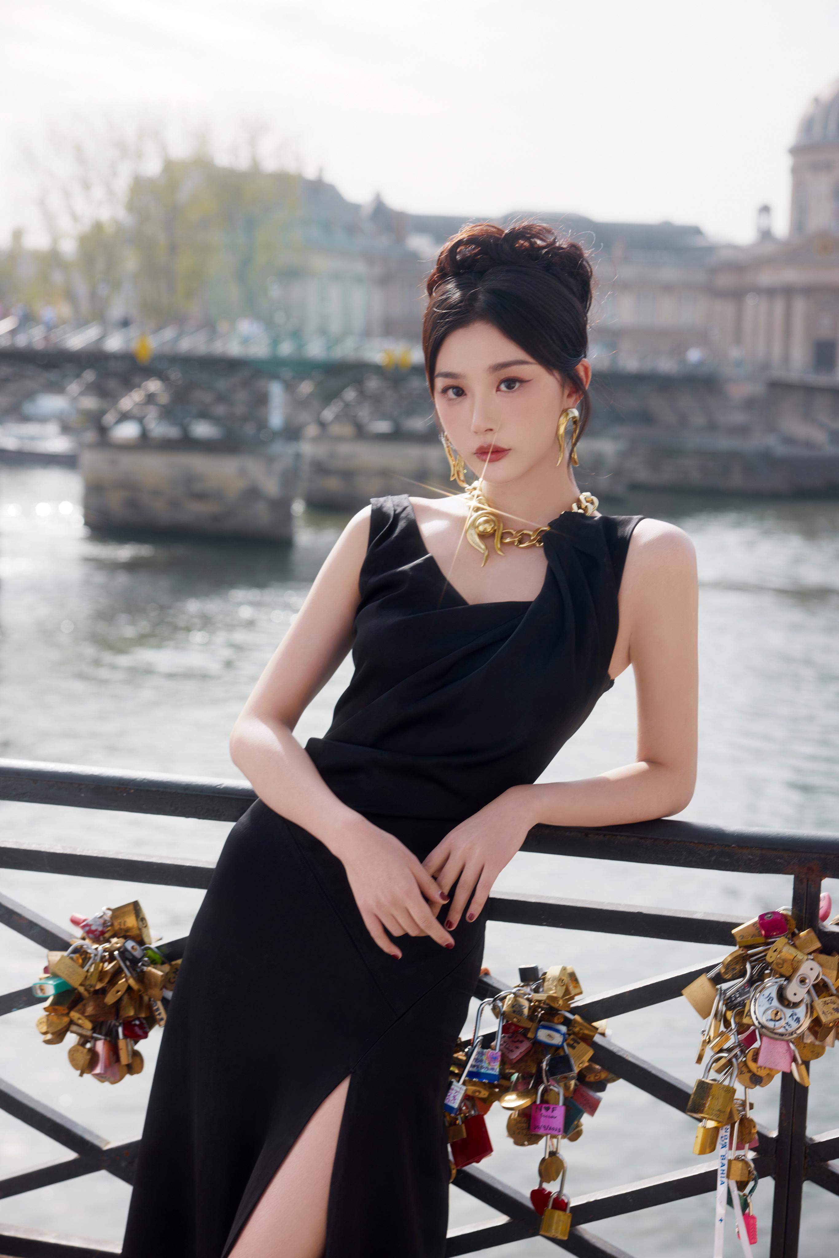 孔雪儿晒时装周造型 黑色礼服裙优雅美丽面庞精致,1 (1)