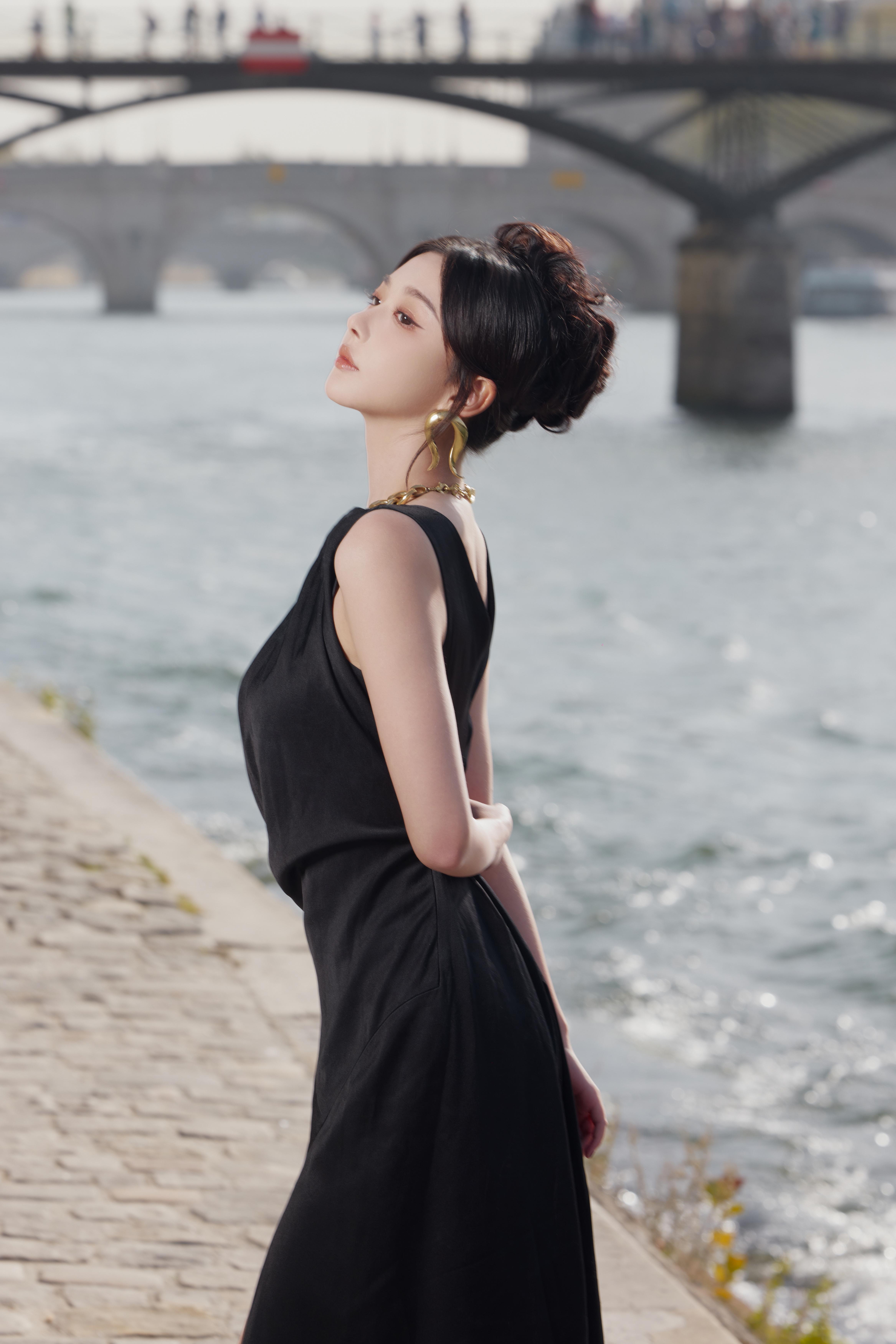孔雪儿晒时装周造型 黑色礼服裙优雅美丽面庞精致,1 (3)