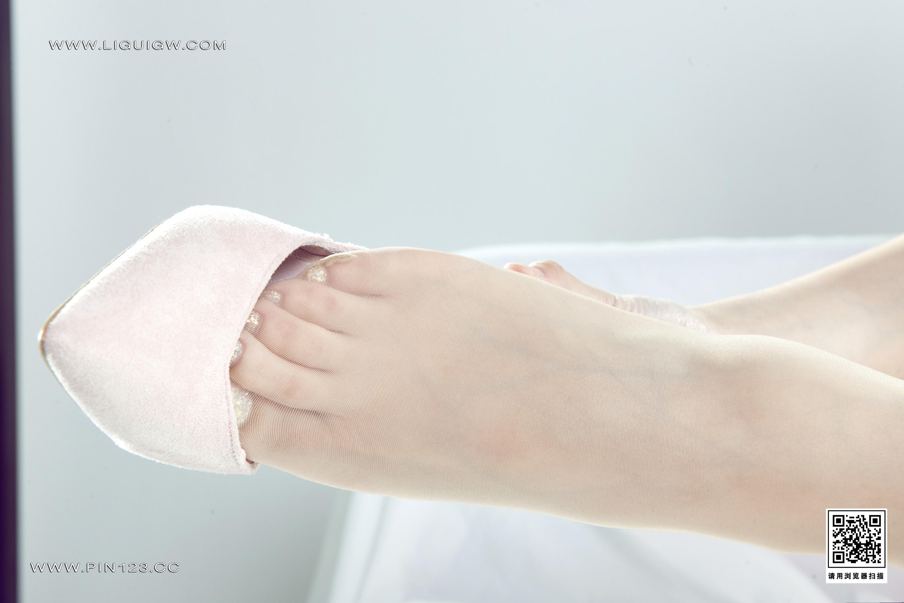 [Ligui丽柜]2023.09.18 欲望天使 心心 粉色女护士制服与白色内衣加肉丝美腿性感写真集,0014