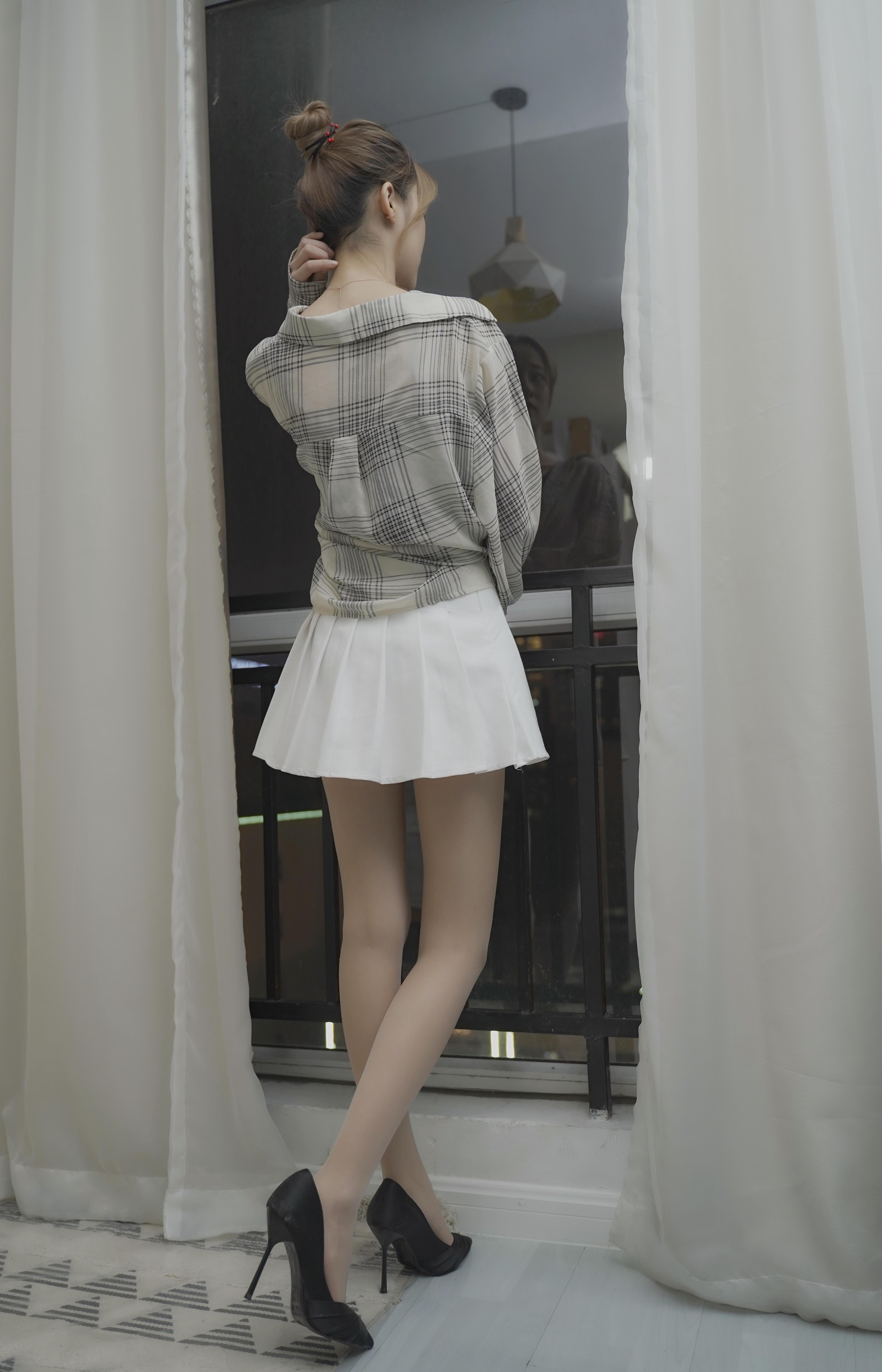 [丝慕GIRL]NO.034 《芊芊细丝》 芊芊&佳佳 灰色衬衫与白色短裙加肉丝美腿性感私房写真集,13