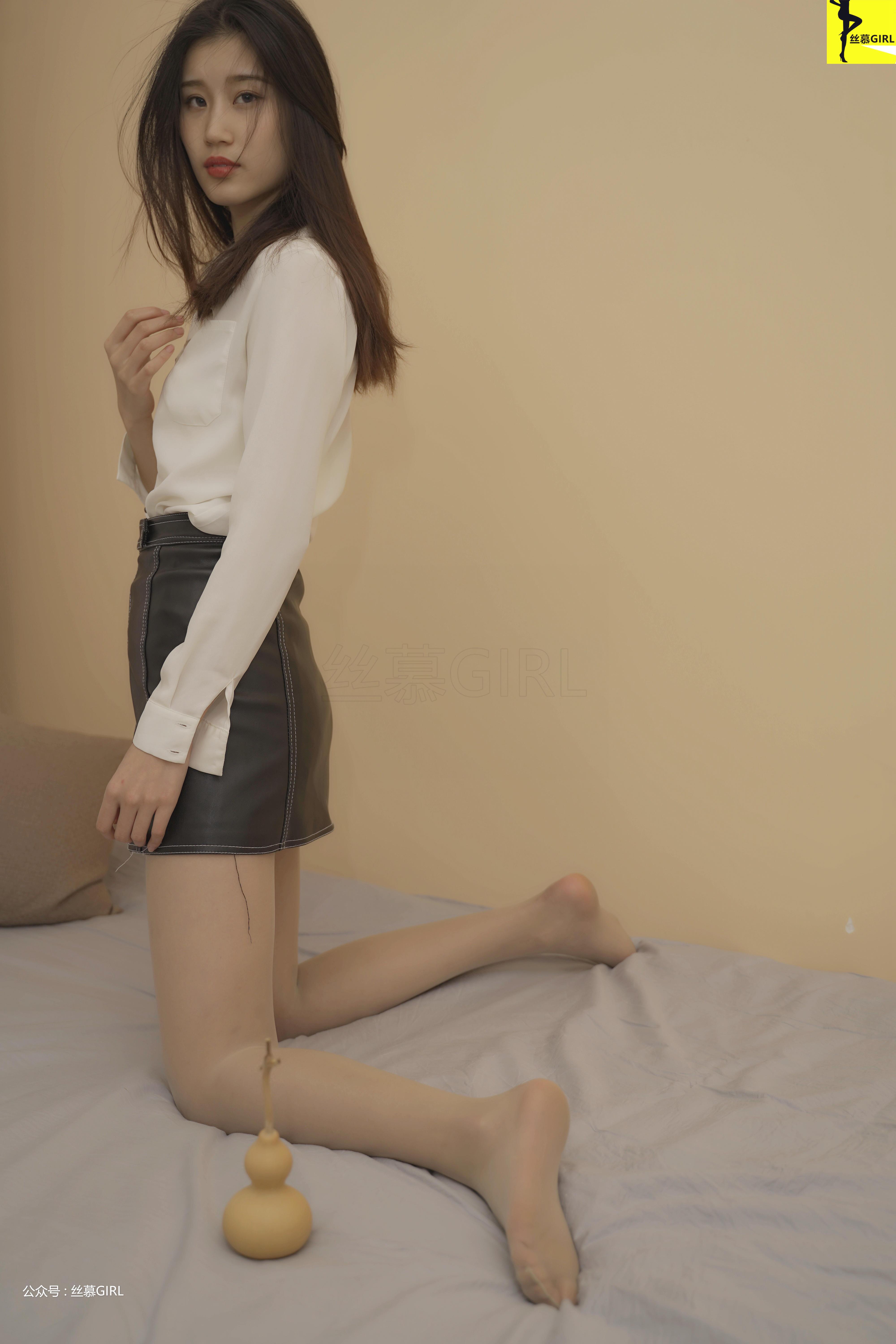 [丝慕GIRL]NO.035 《赏丝悦目》 悦悦 白色透视衬衫与黑色短裙加肉丝美腿性感写真集,29