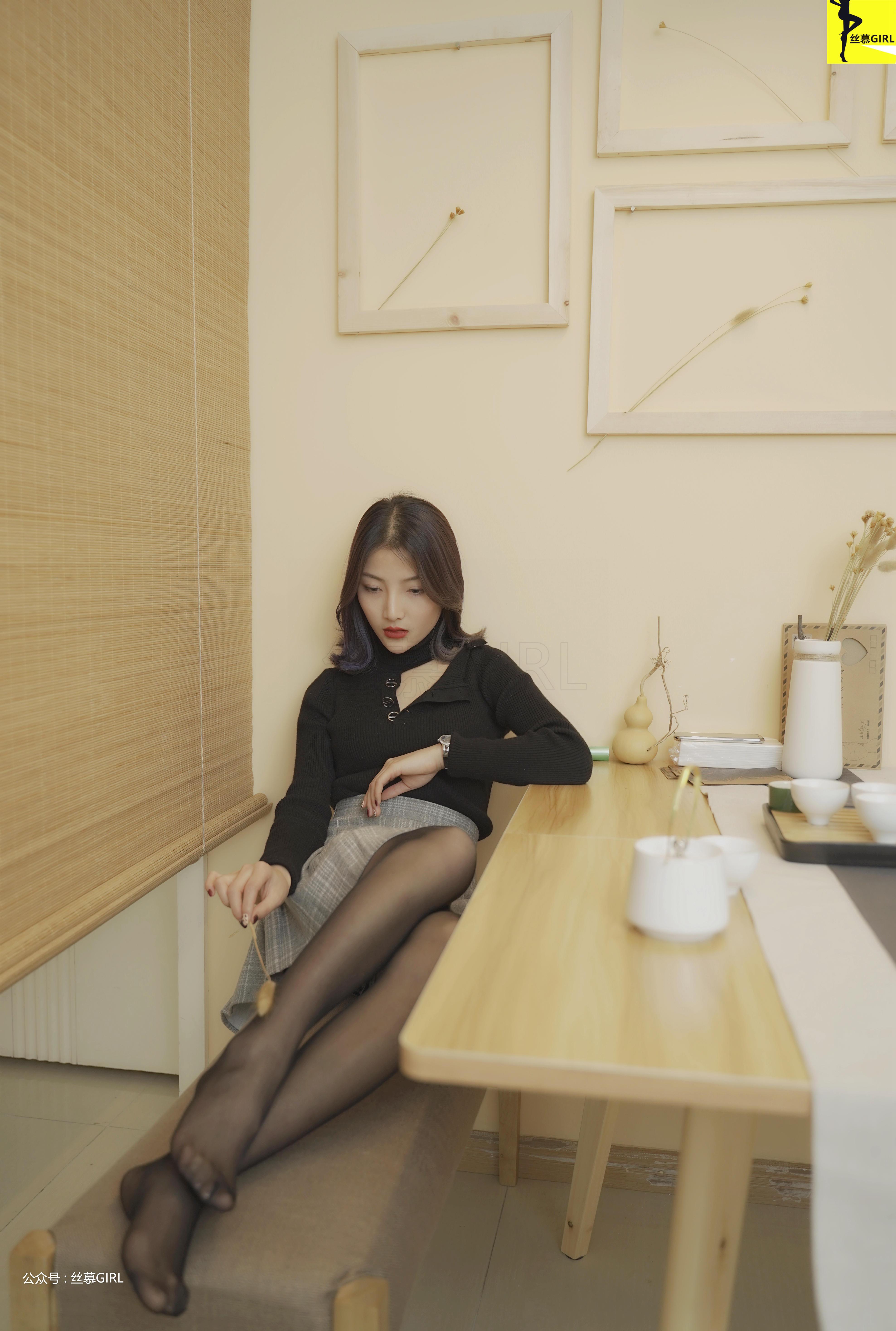 [丝慕GIRL]NO.036 《幸福的葫芦》 夏子楠 黑色毛衣与灰色短裙加黑丝美腿性感私房写真集,38