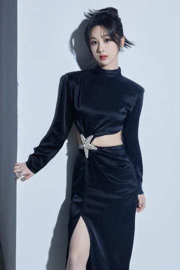 杨紫最新写真大片 露腰礼服之黑与白的视觉碰撞