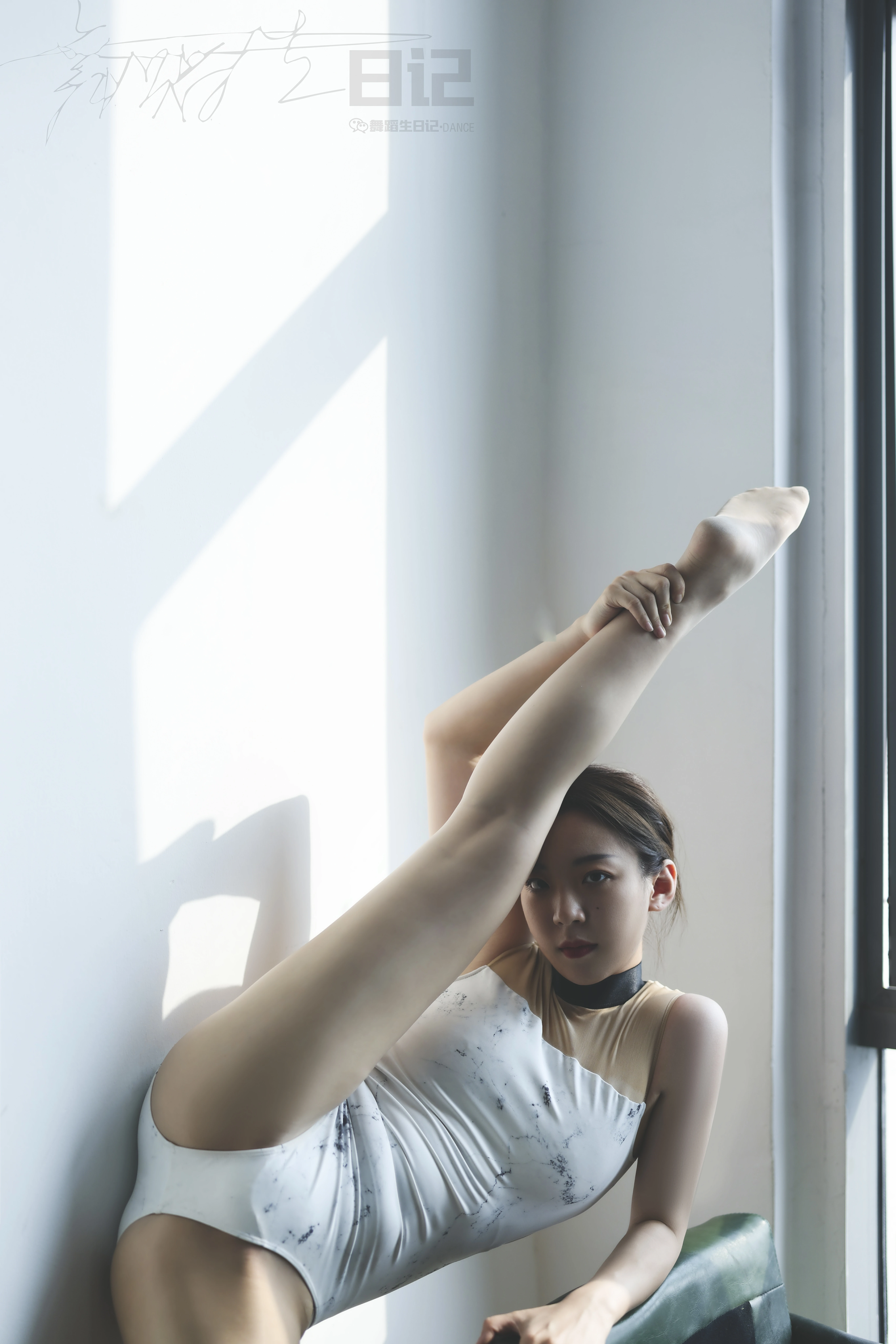 [GALLI嘉丽]舞蹈生日记 068 - 子琪姐姐 白色紧身体操服加肉丝美腿性感私房写真集,0023