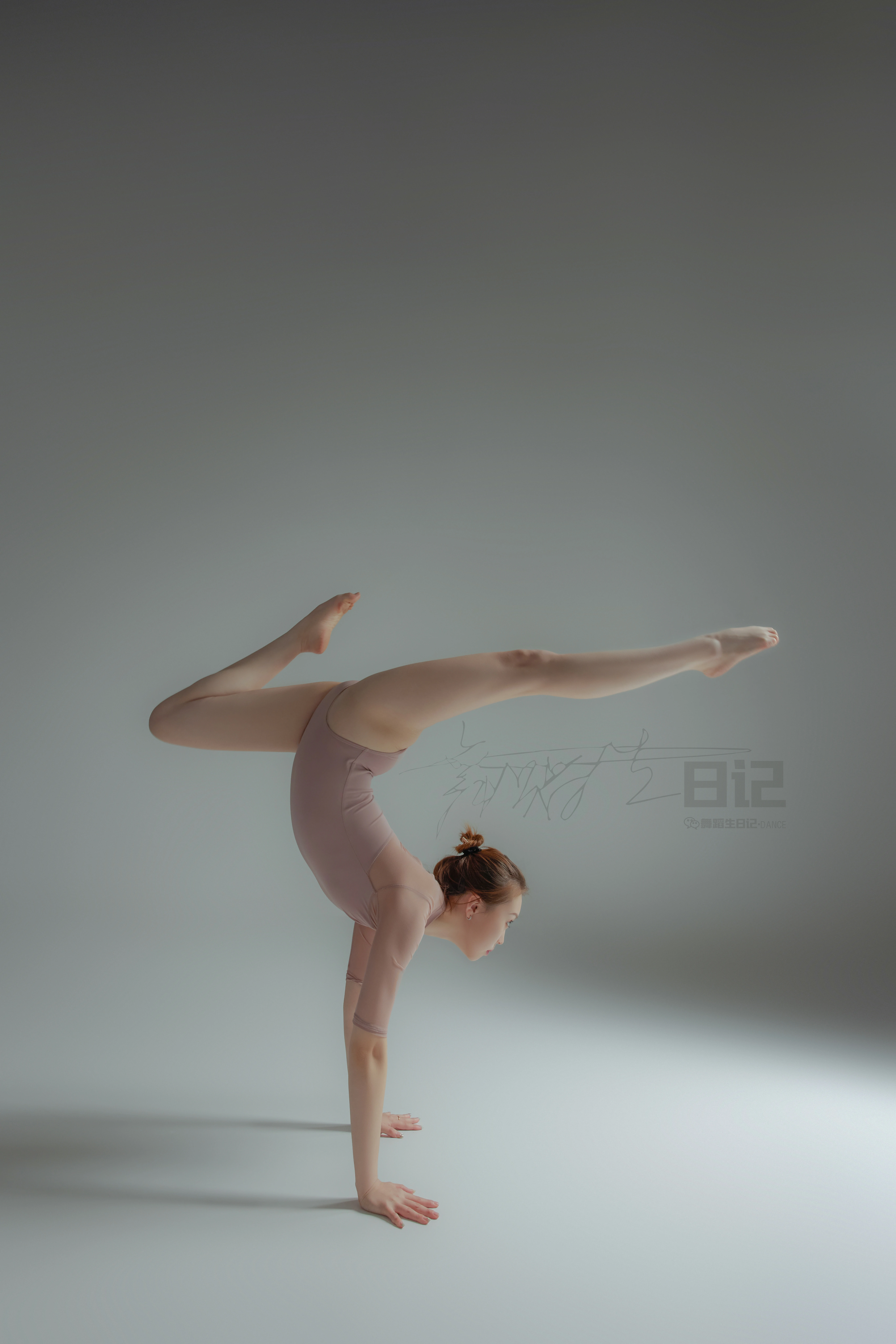 [GALLI嘉丽]舞蹈生日记 074 - 张雯雯 粉色紧身连体体操服性感写真集,0002