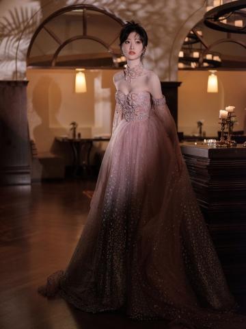 景甜穿纱裙好优雅 仿佛城堡里的甜美公主