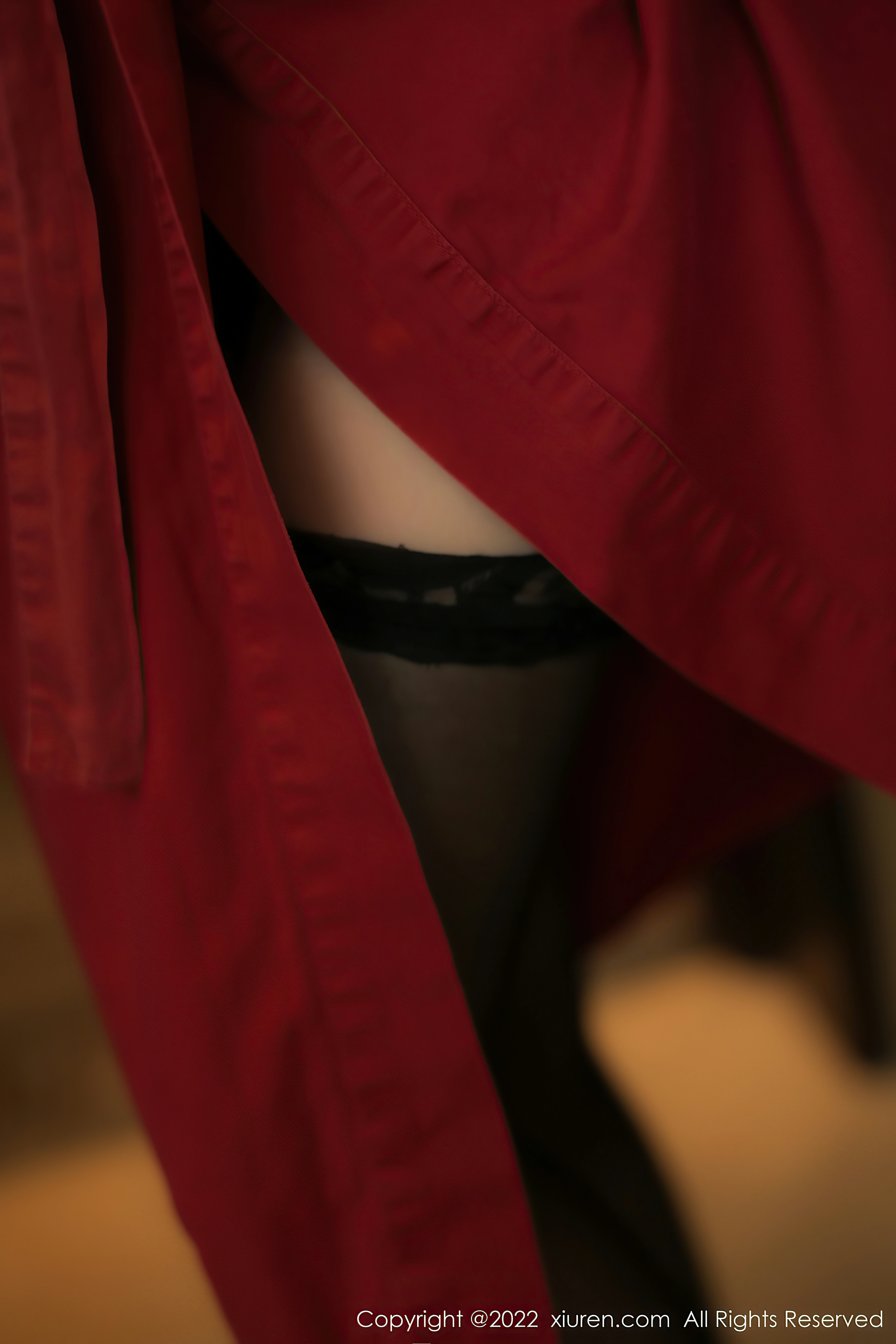 [Xiuren秀人网]2022.09.22 NO.5624 薇薇酱 红色睡衣与黑色蕾丝内衣加黑丝美腿性感写真集,0002
