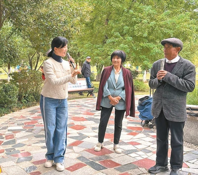 安徽怀宁县黄梅戏剧团团长刘丽华（左一）与戏迷对唱黄梅戏。李俊杰摄