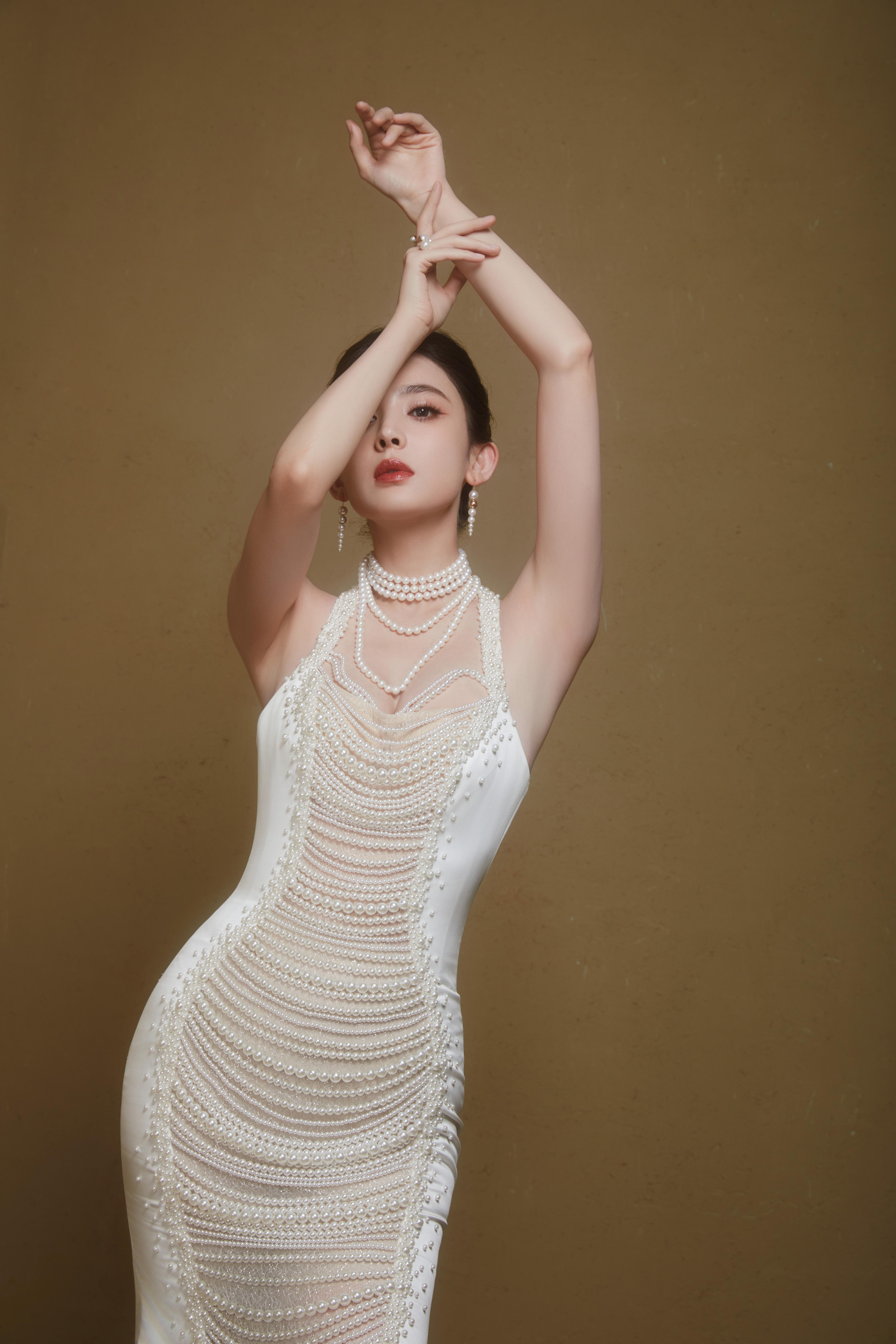 古力娜扎最新性感写真美图 挂脖珍珠裙，奢华典雅，婀娜浪漫,1 (11)