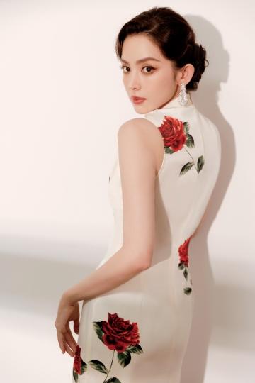 古力娜扎成熟优雅写真大片 白色收身中空连衣裙性感迷人