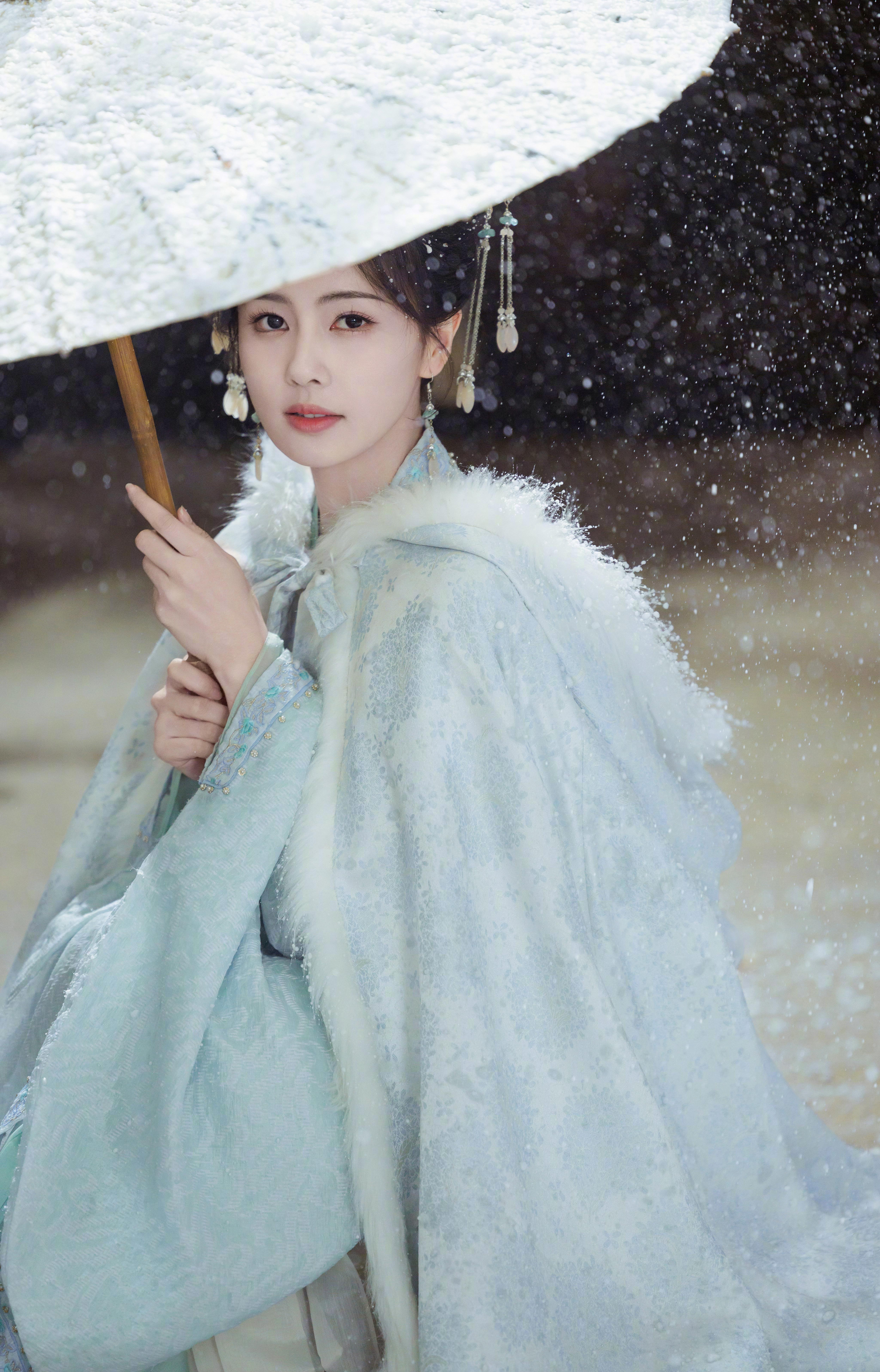 白鹿穿蓝色古装清丽动人 雪中撑伞气质温婉 ,1 (2)