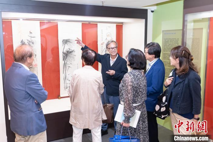 杨春棠向观众介绍饶宗颐与岭南四君子合作画。一新美术馆 供图