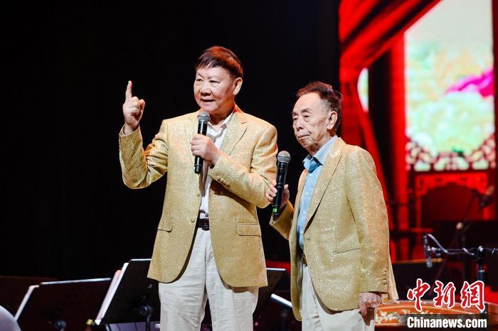 黄俊英(右)等曲艺名家亮相开幕式。广州市文化广电旅游局供图