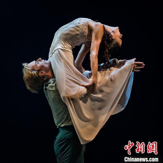 世界顶级艾夫曼芭蕾舞团《安娜·卡列尼娜》剧照。天桥剧场供图