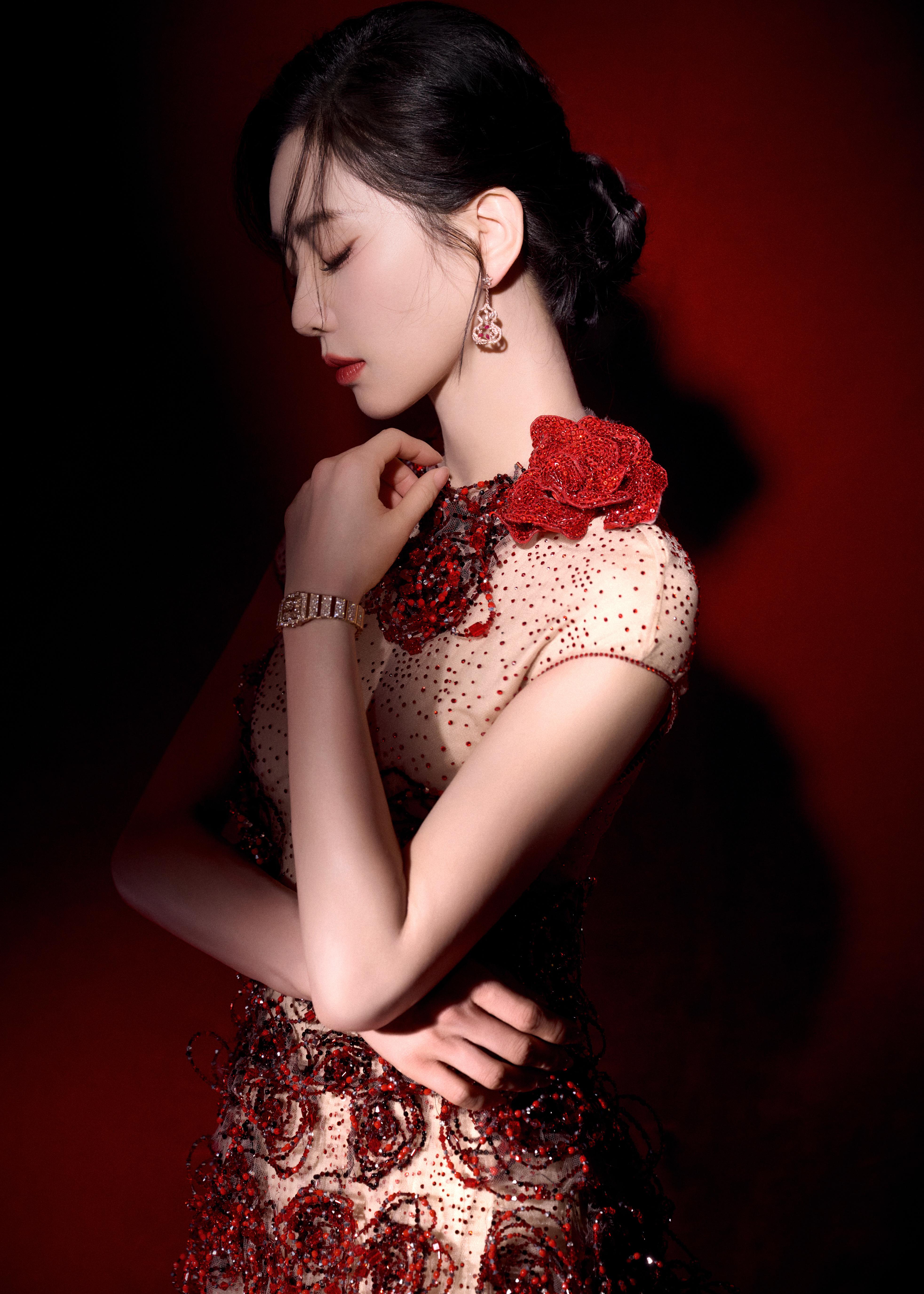 刘诗诗身穿长裙红玫瑰点缀 举止温柔优雅热烈惊艳,1 (4)