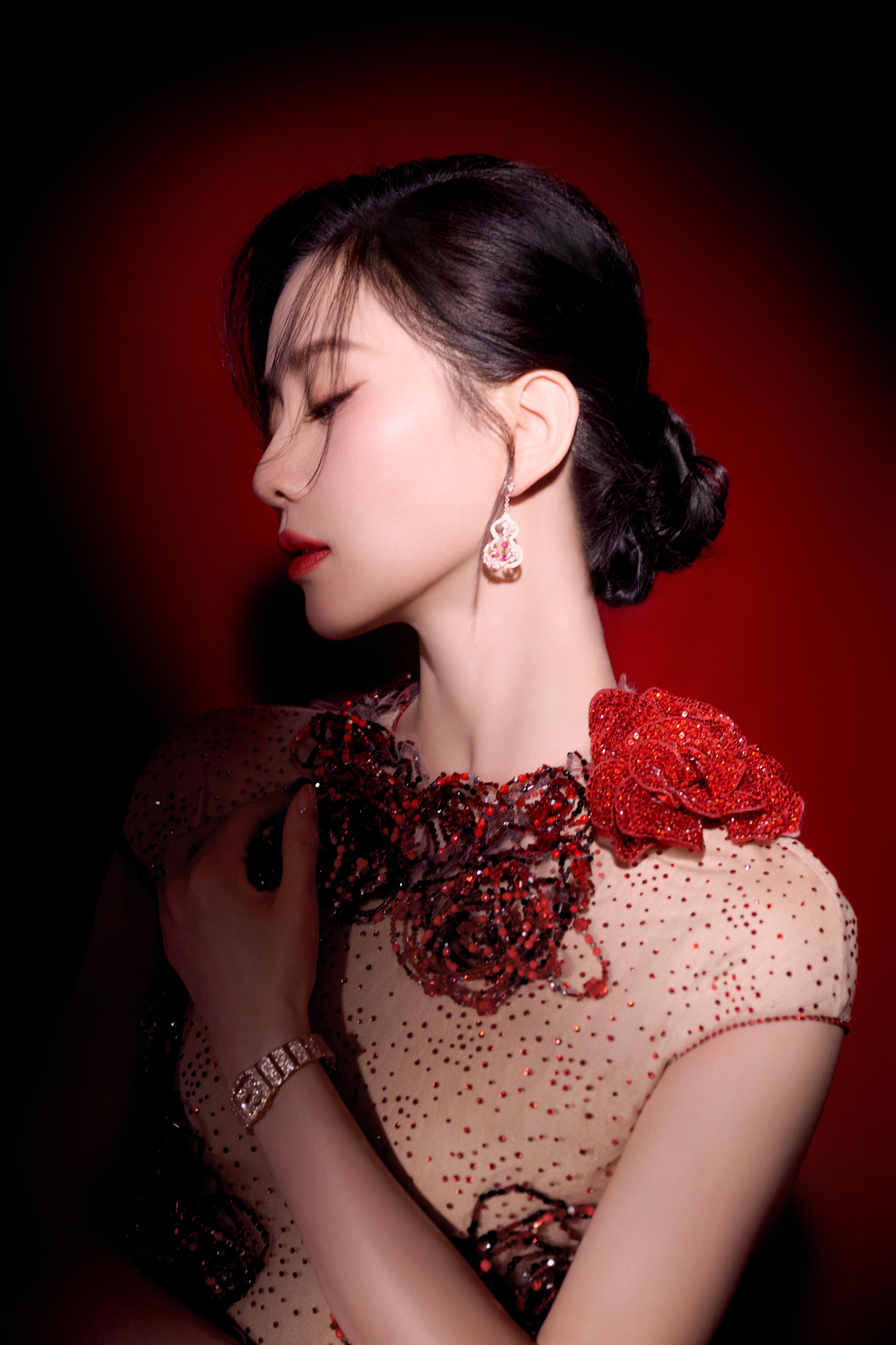 刘诗诗身穿长裙红玫瑰点缀 举止温柔优雅热烈惊艳,1 (6)