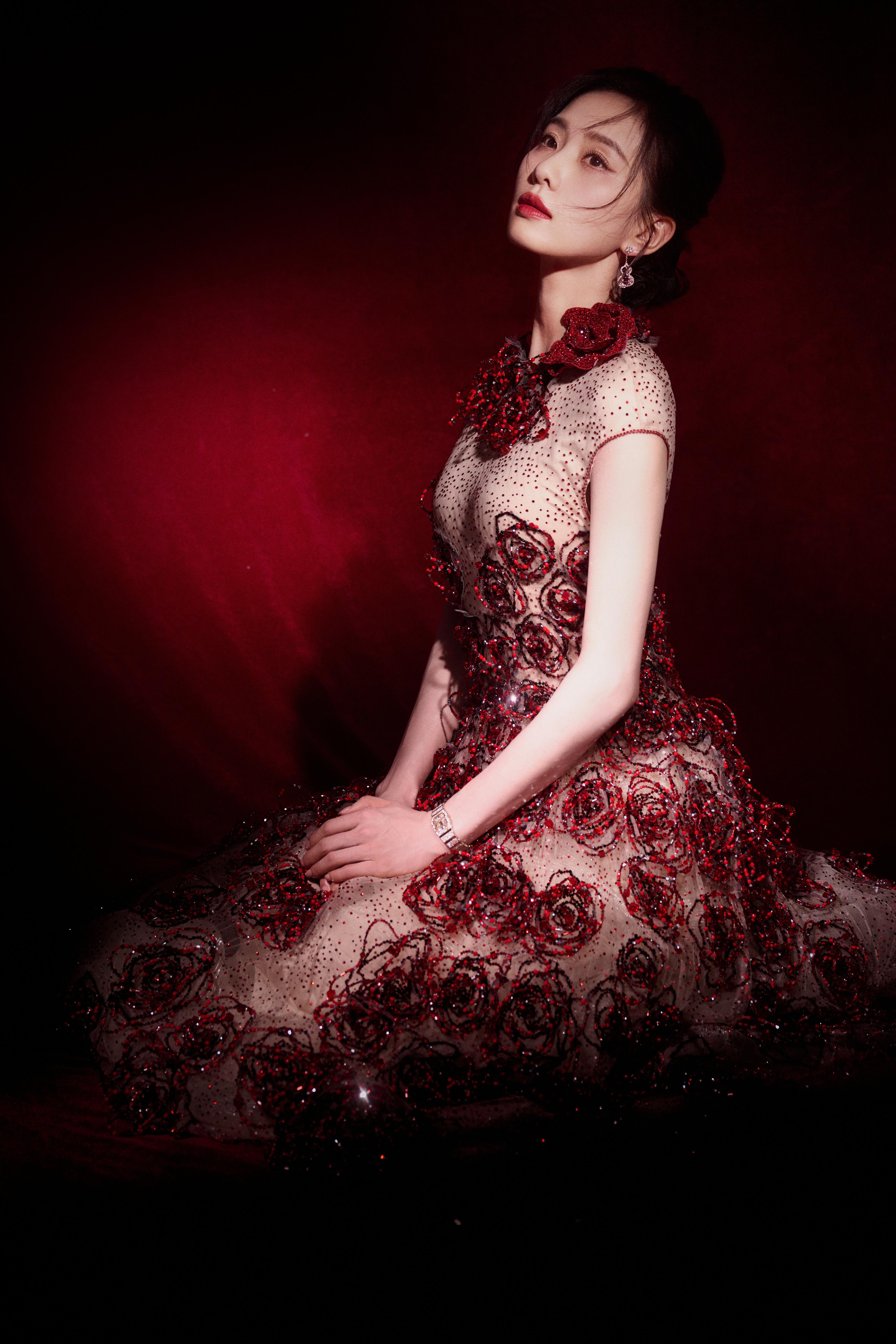 刘诗诗身穿长裙红玫瑰点缀 举止温柔优雅热烈惊艳,1 (9)