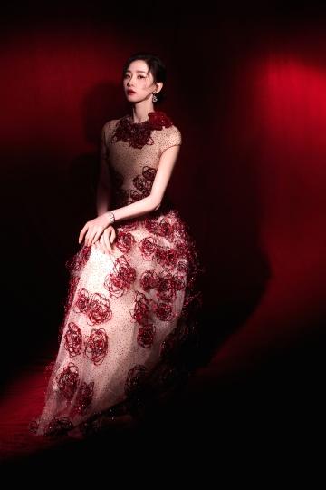 刘诗诗身穿长裙红玫瑰点缀 举止温柔优雅热烈惊艳