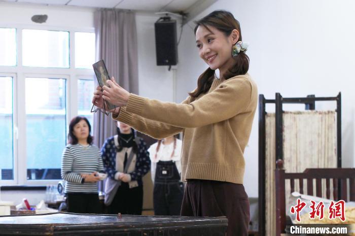 上海话版舞台剧《长恨歌》首次公开排练现场。中新网记者 殷立勤 摄