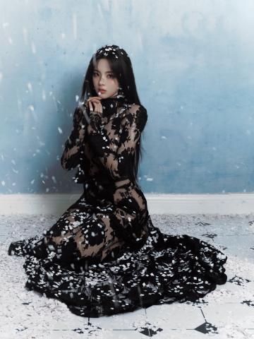 智族GQ MOTY年度人物盛典杨超越写真大片 黑色透视连衣裙精致典雅