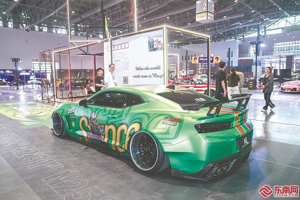首届ZCON极潮嘉年华15日起在厦门国际博览中心举办。图为汽车潮流文化区陈列了一系列设计独特的全球顶级改装汽车品牌。