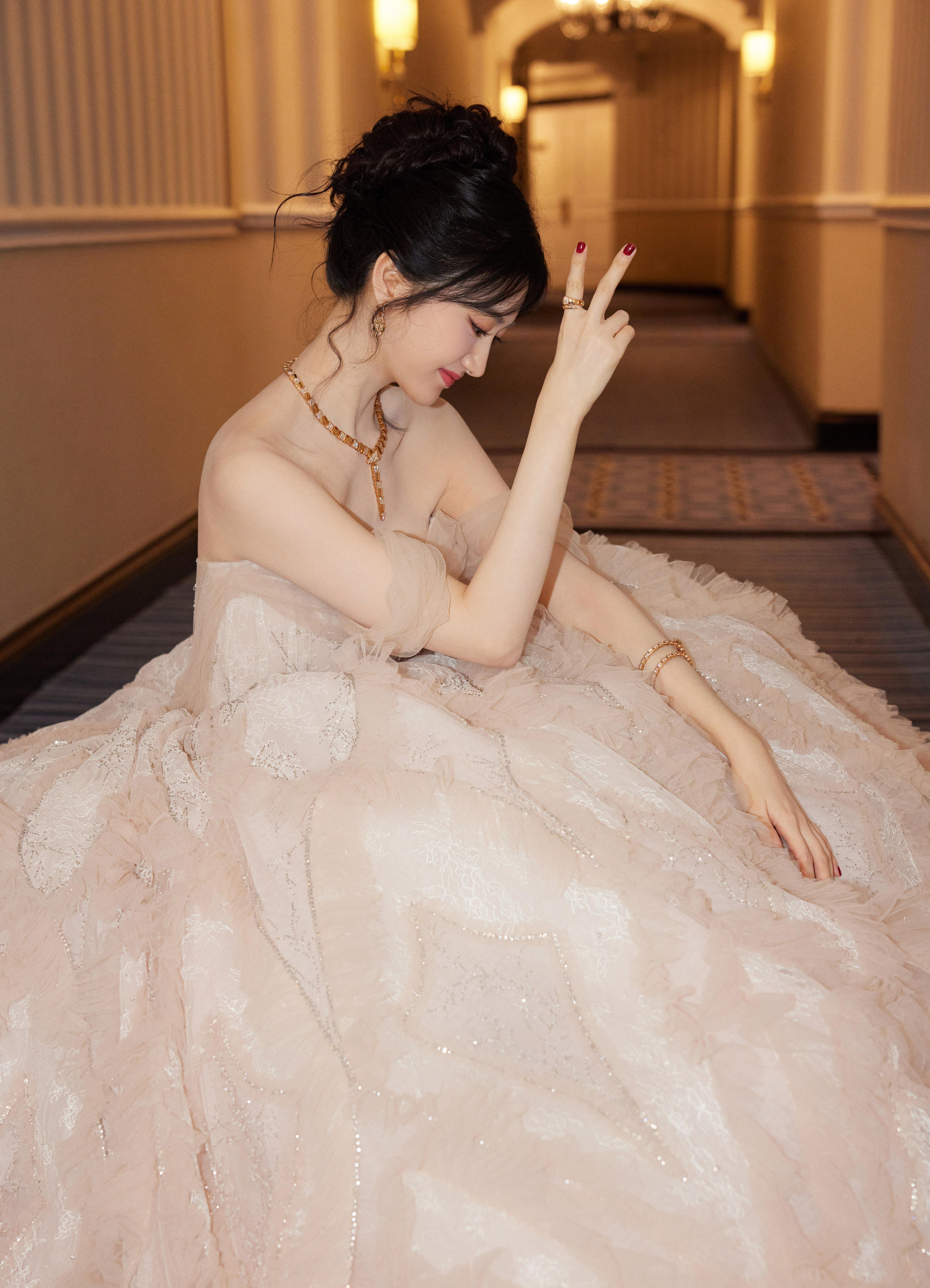 甜美公主范 景甜穿白色蓬蓬裙清新怡人,1 (1)