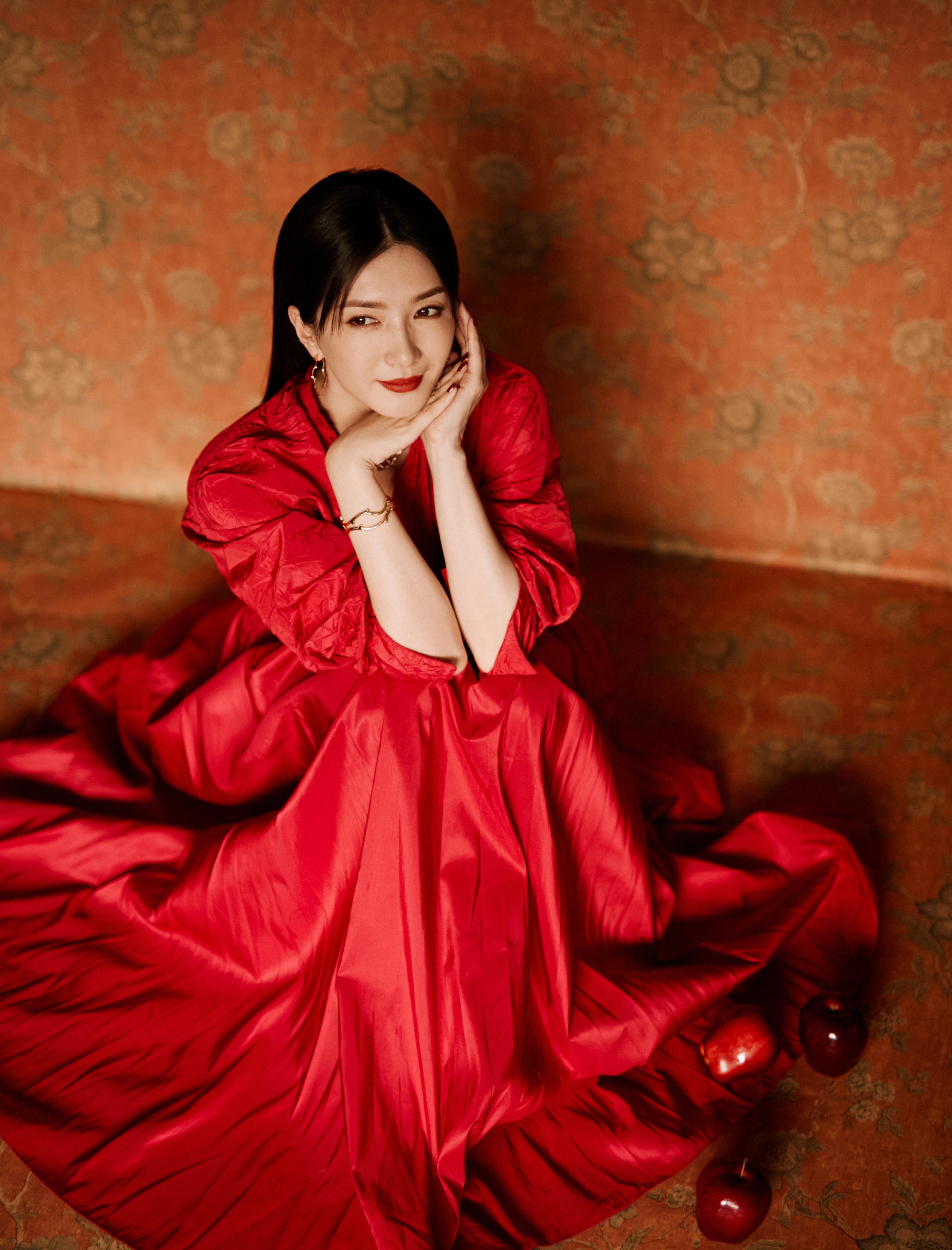 费加罗风尚趋势盛典 江疏影红色连身礼服裙写真大片,1 (1)