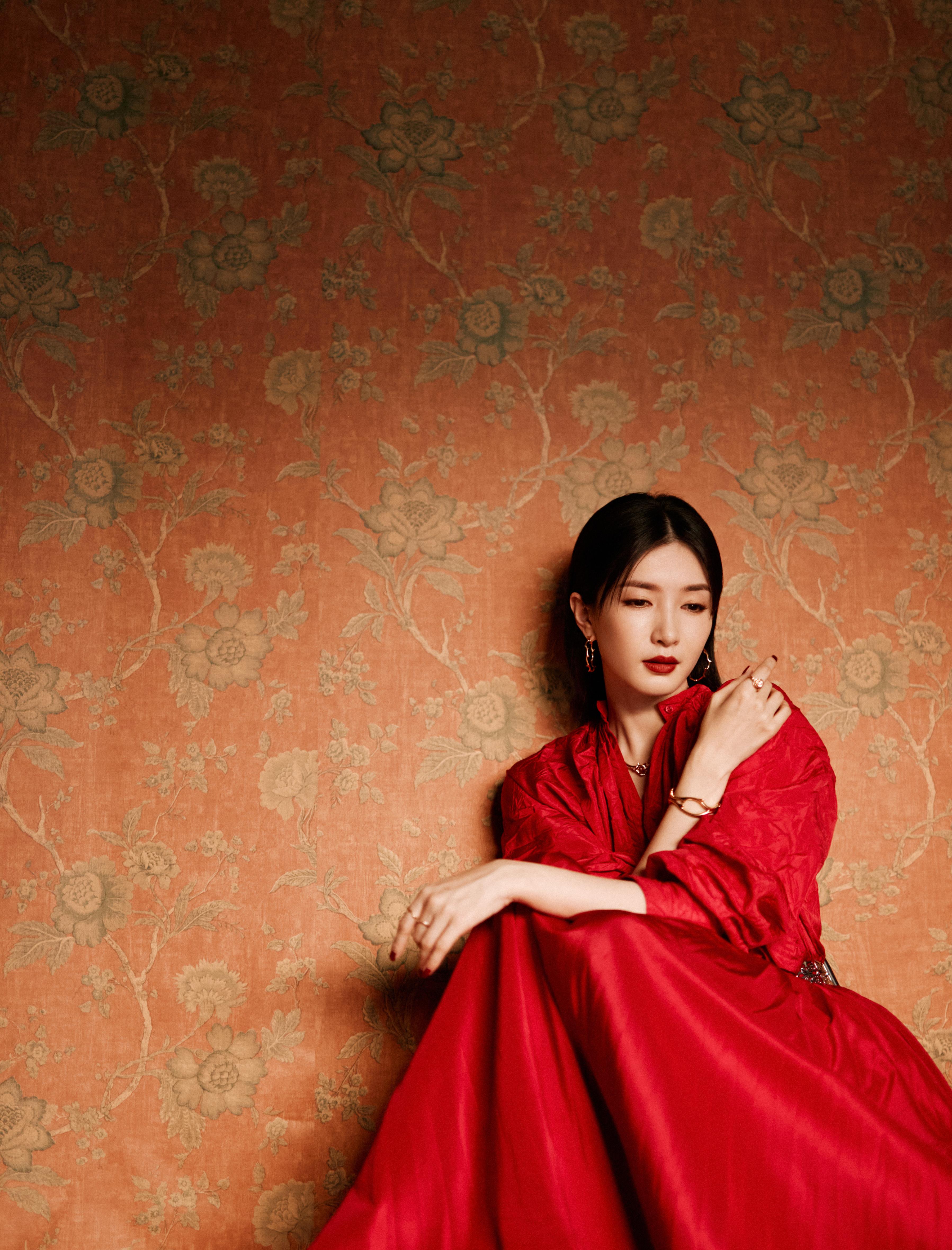 费加罗风尚趋势盛典 江疏影红色连身礼服裙写真大片,1 (3)