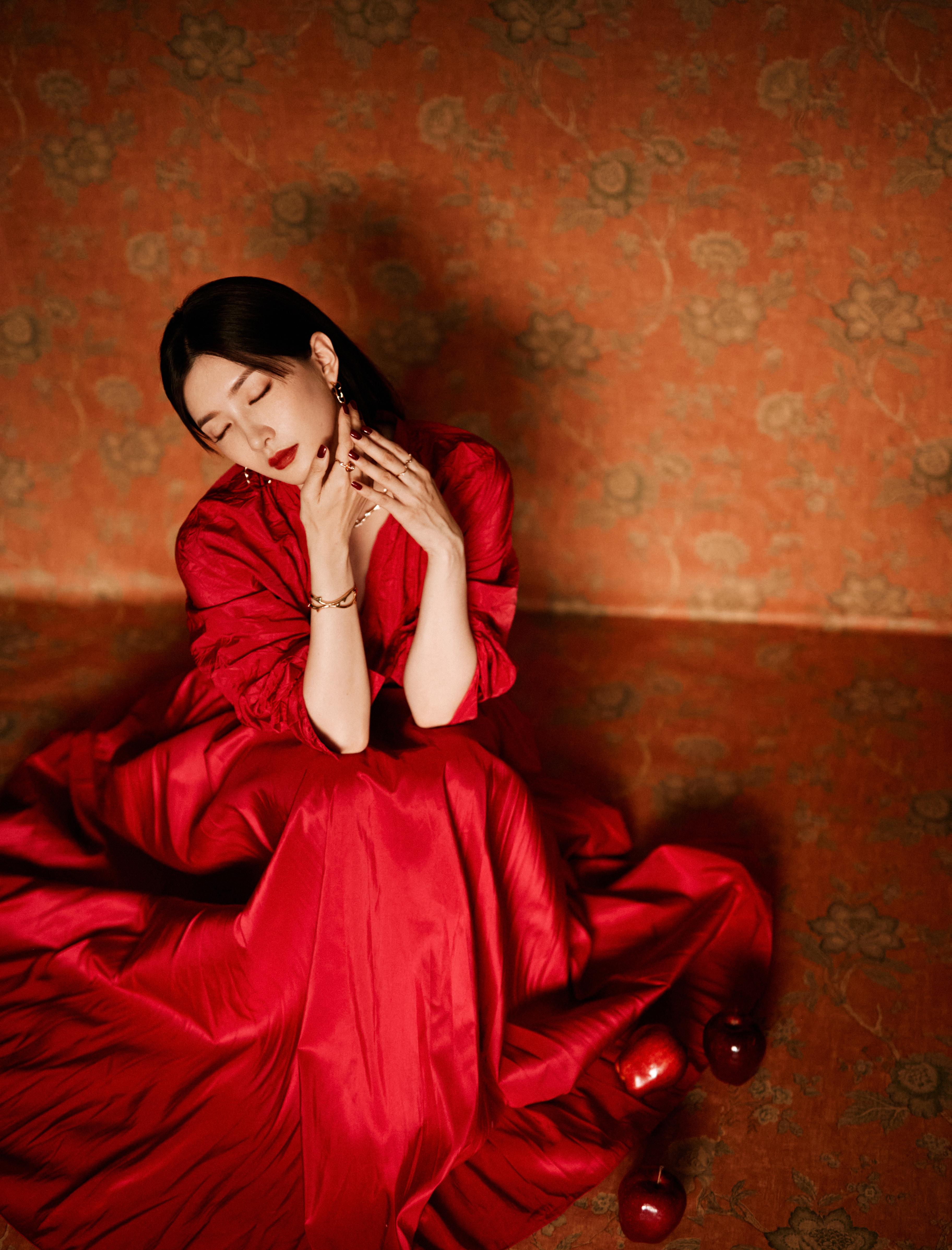 费加罗风尚趋势盛典 江疏影红色连身礼服裙写真大片,1 (2)