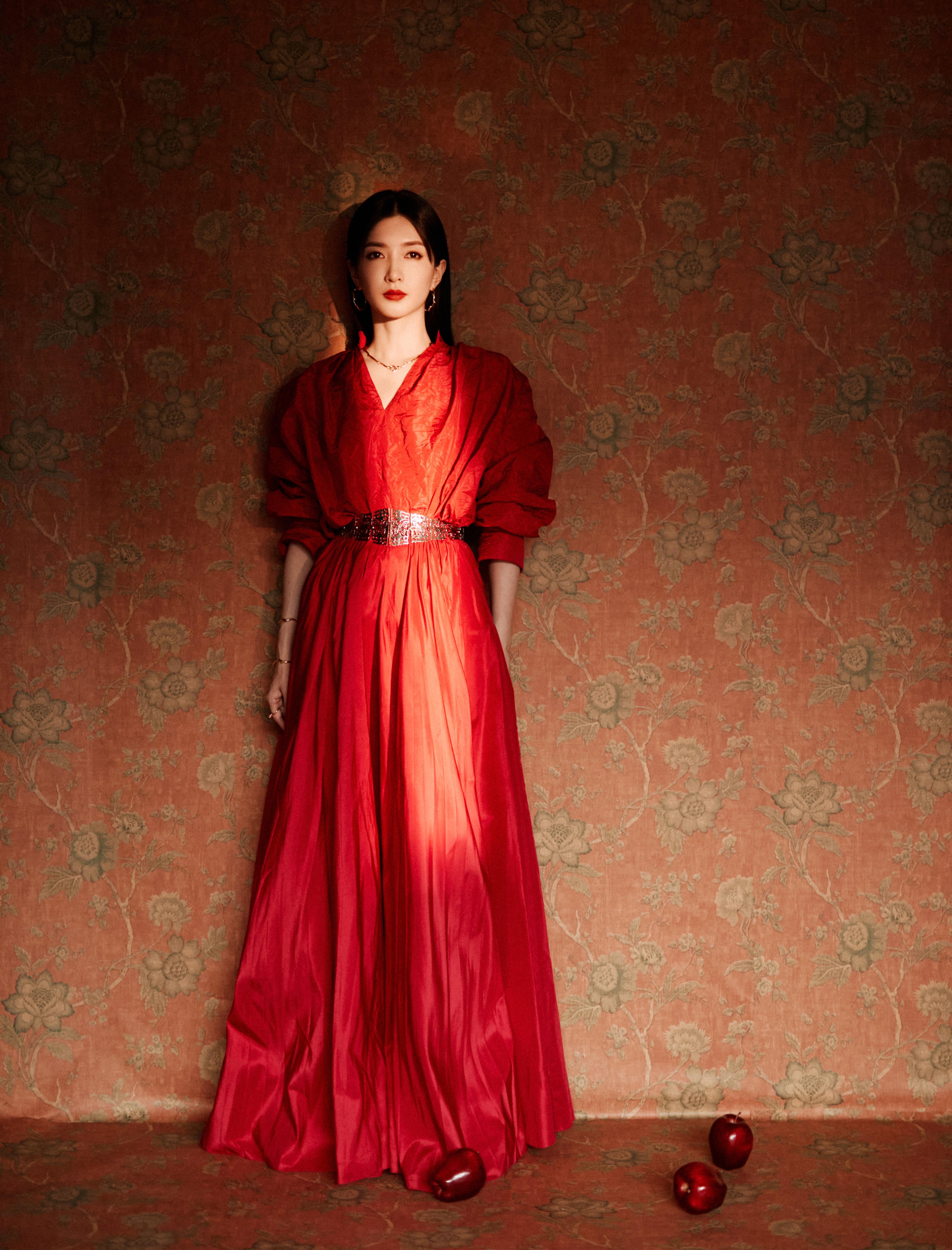 费加罗风尚趋势盛典 江疏影红色连身礼服裙写真大片,1 (6)