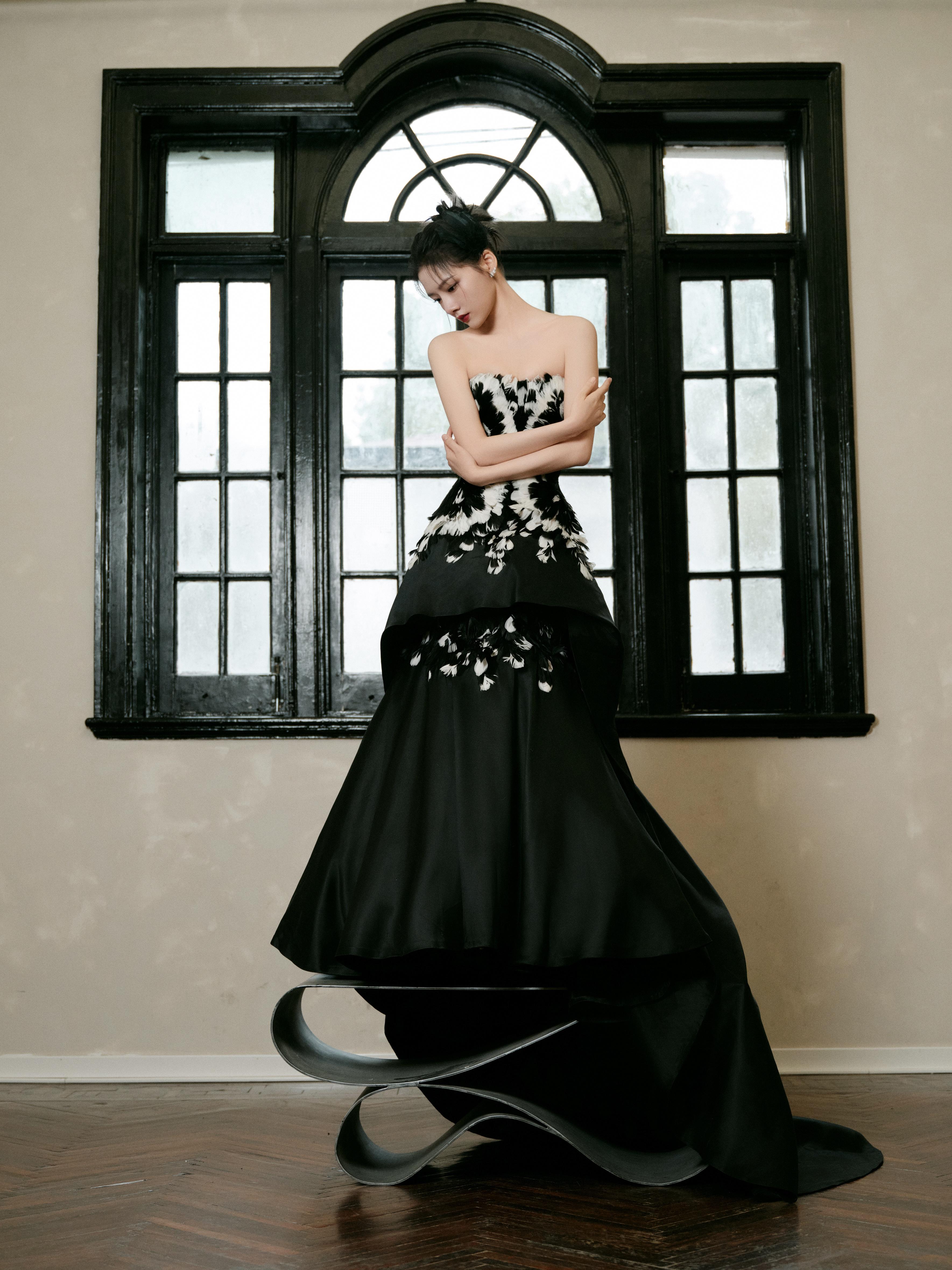 红毯闪闪发光的黑天鹅 任敏黑色塑身礼服裙写真大片,1 (4)