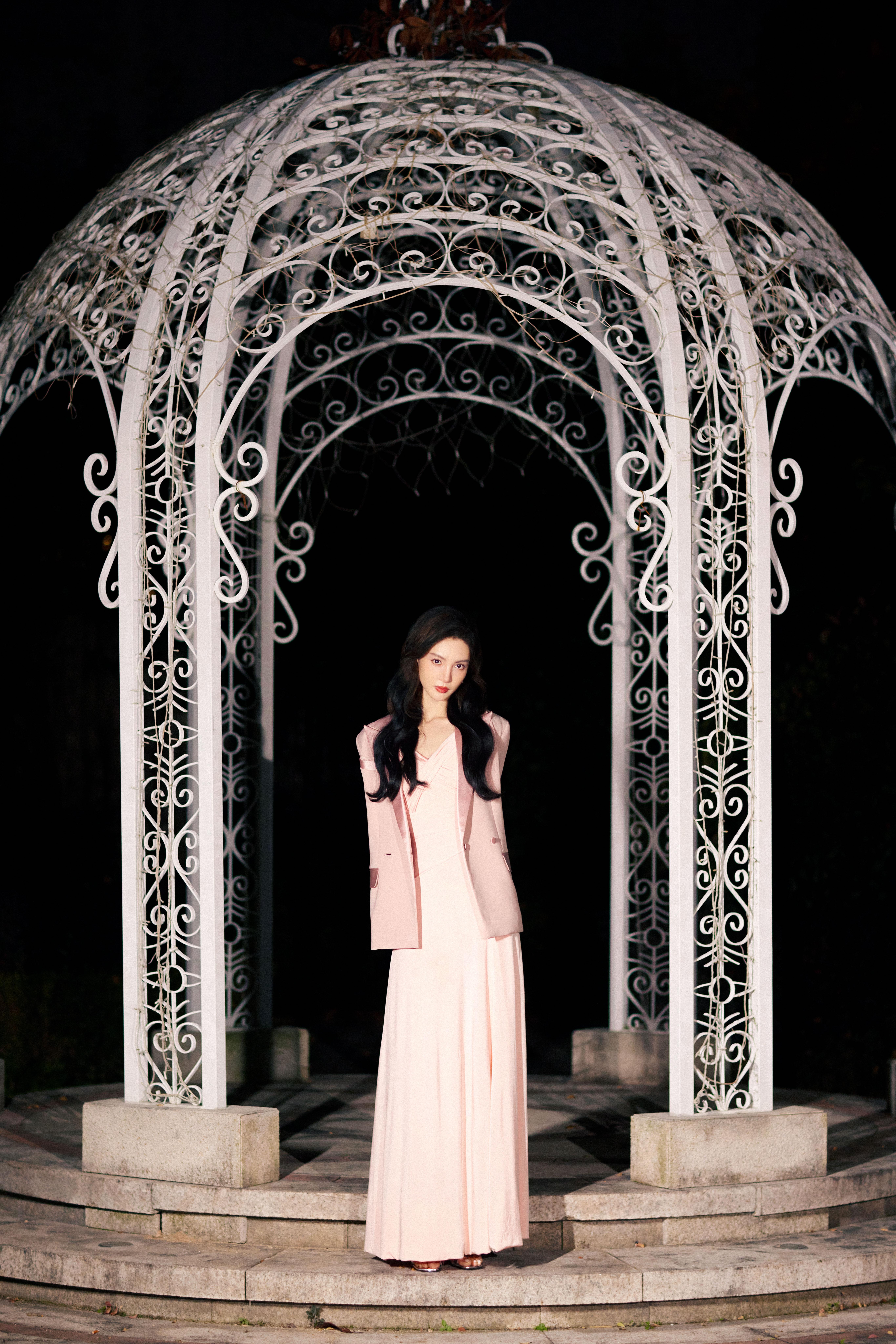 金晨粉色连衣裙穿过光点闪烁的长廊，邂逅沉睡静谧花园。,2 (1)