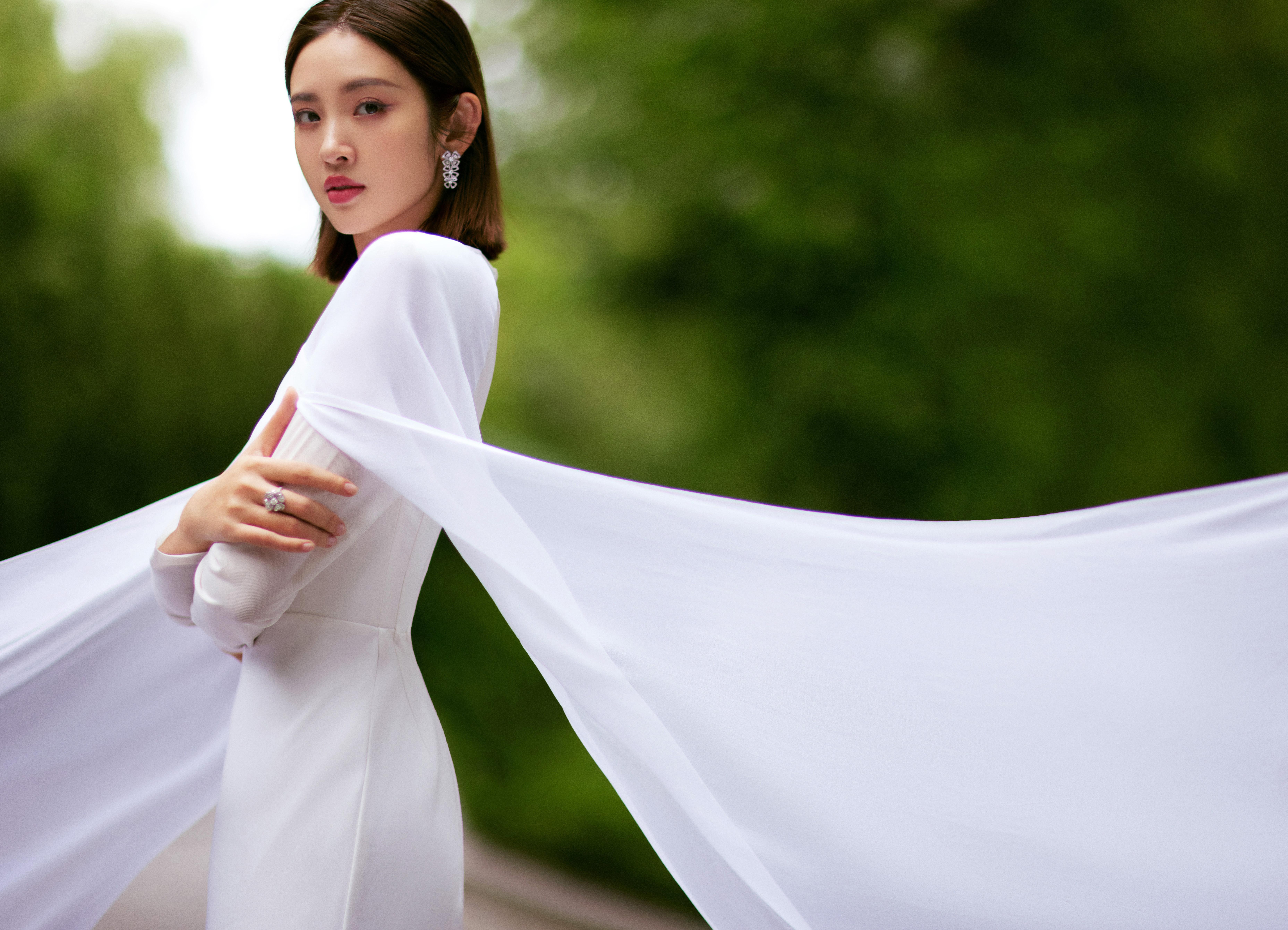 唐艺昕2014新年首写真 白色深V蕾丝连衣裙给新的一年加满能量！,1 (3)