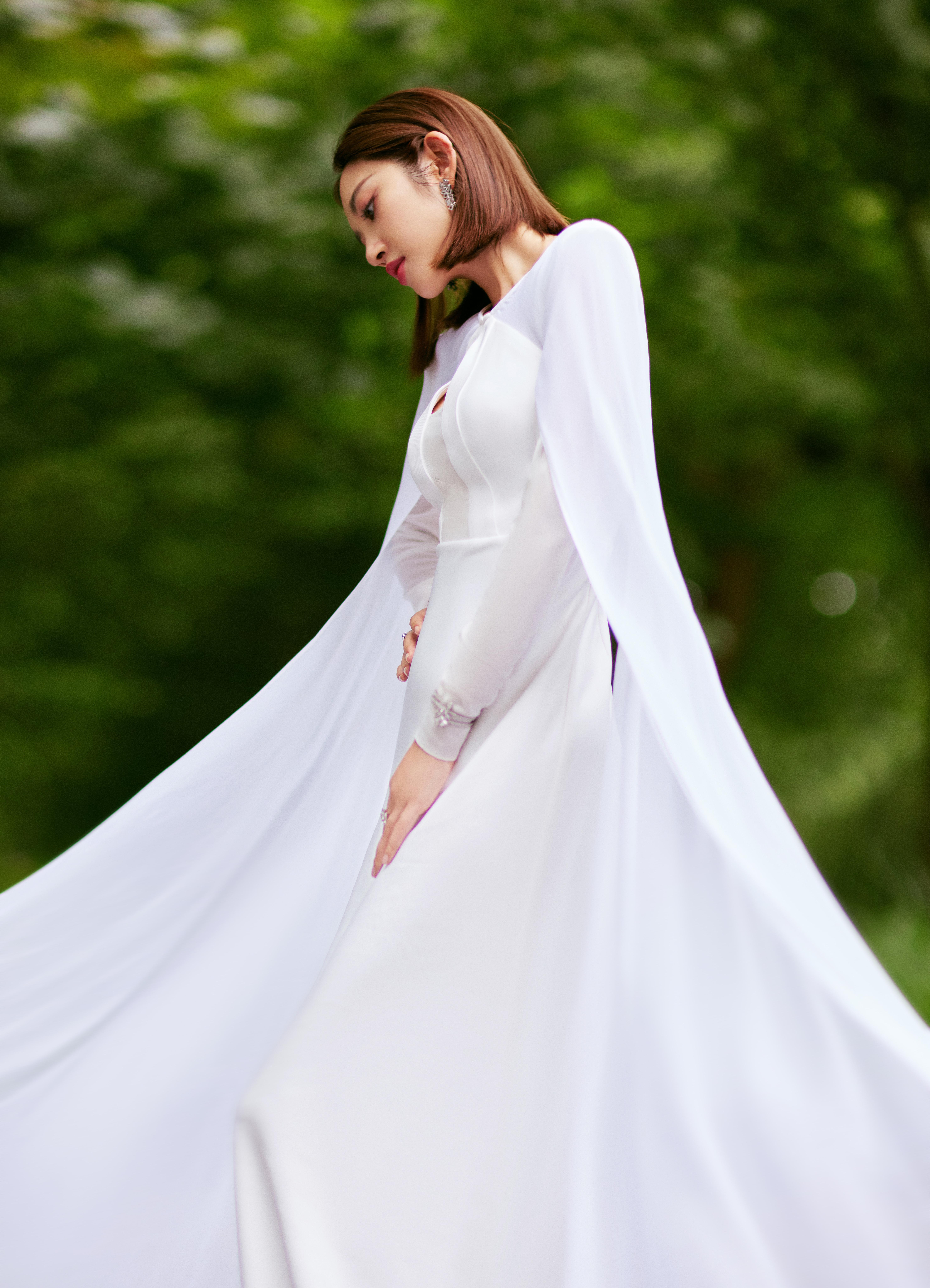 唐艺昕2014新年首写真 白色深V蕾丝连衣裙给新的一年加满能量！,1 (8)