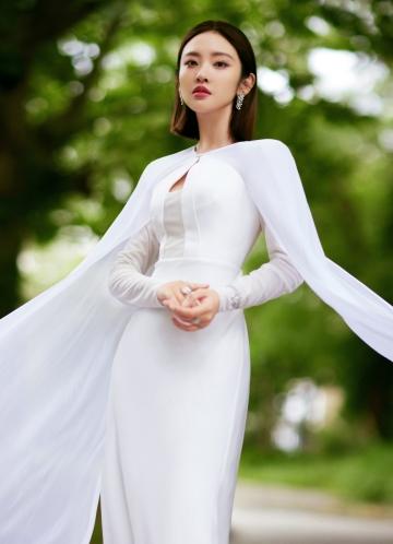 唐艺昕2014新年首写真 白色深V蕾丝连衣裙给新的一年加满能量！