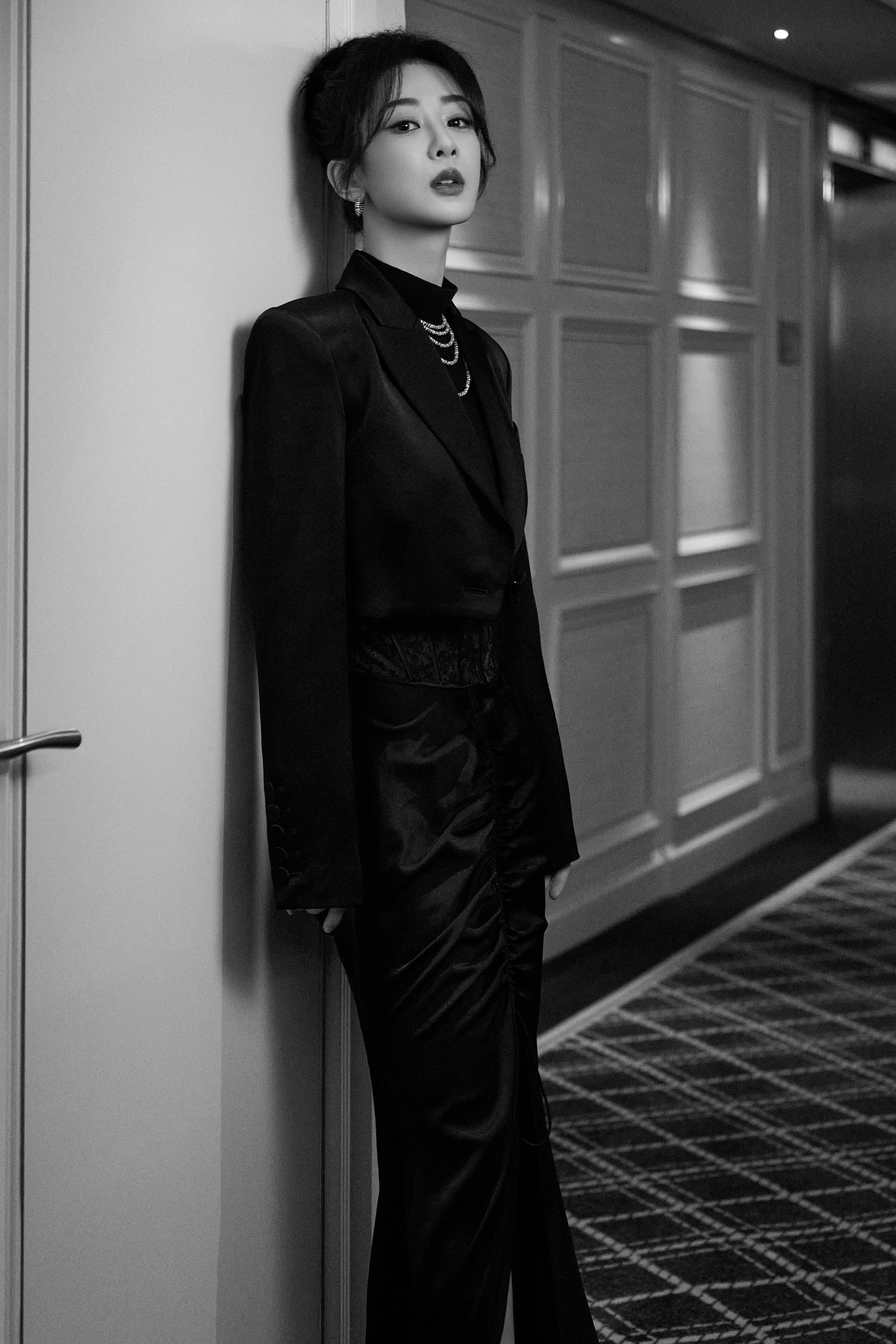 腾讯视频星光大赏 杨紫黑色外套加蕾丝镂空连衣裙无限魅力,1 (8)