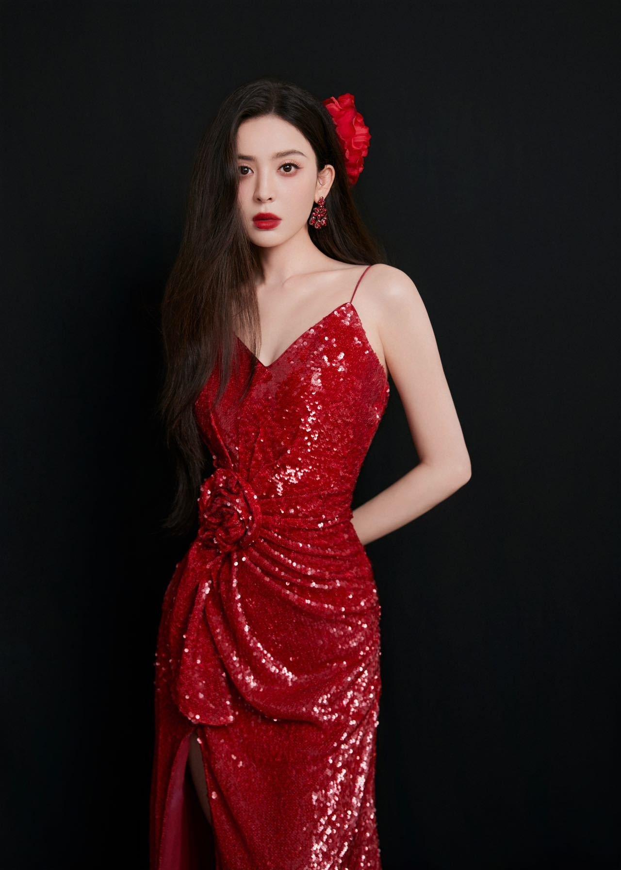古力娜扎美照送达 红色吊带裸背礼服裙如明艳的红玫瑰,1 (1)