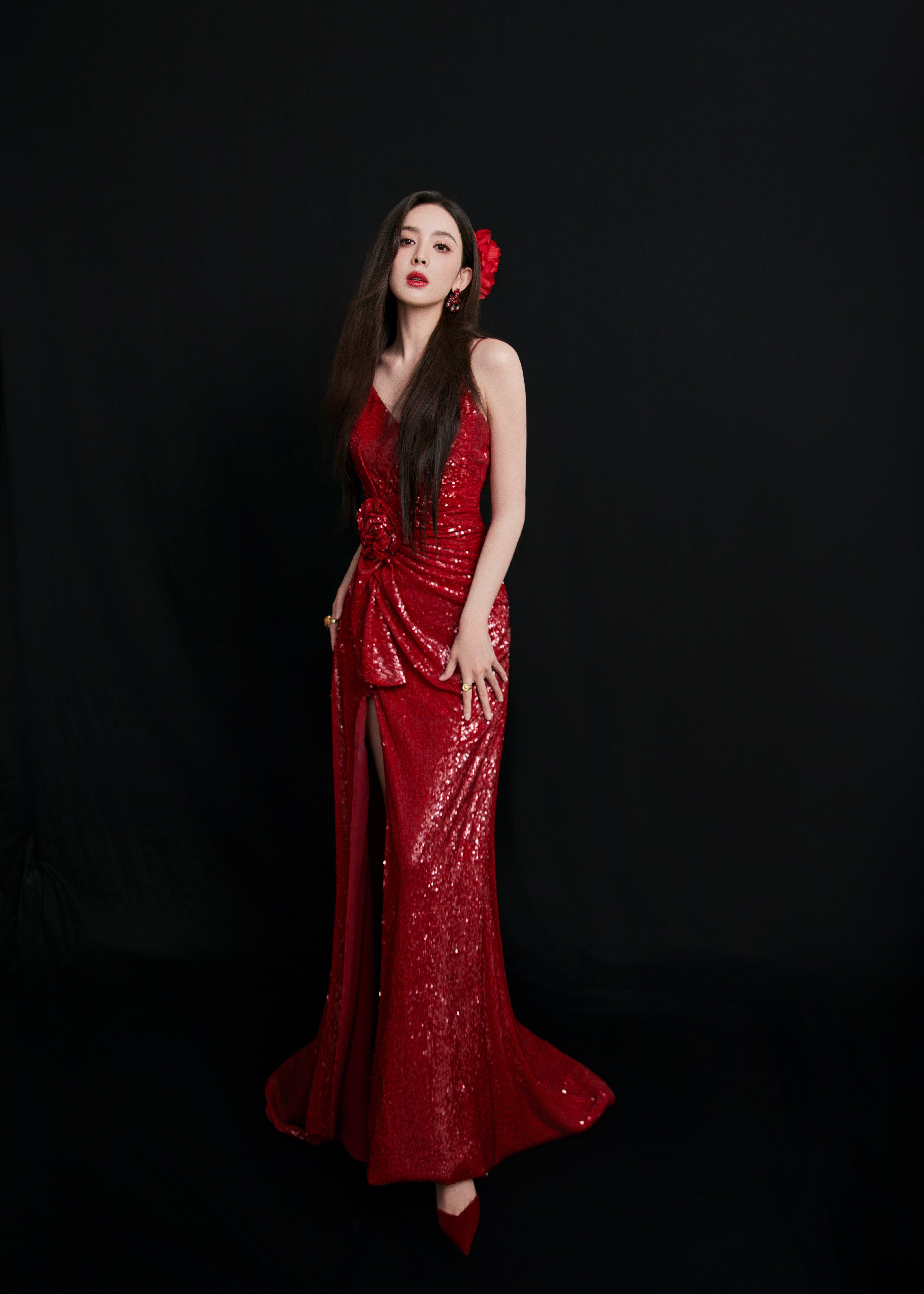 古力娜扎美照送达 红色吊带裸背礼服裙如明艳的红玫瑰,1 (3)