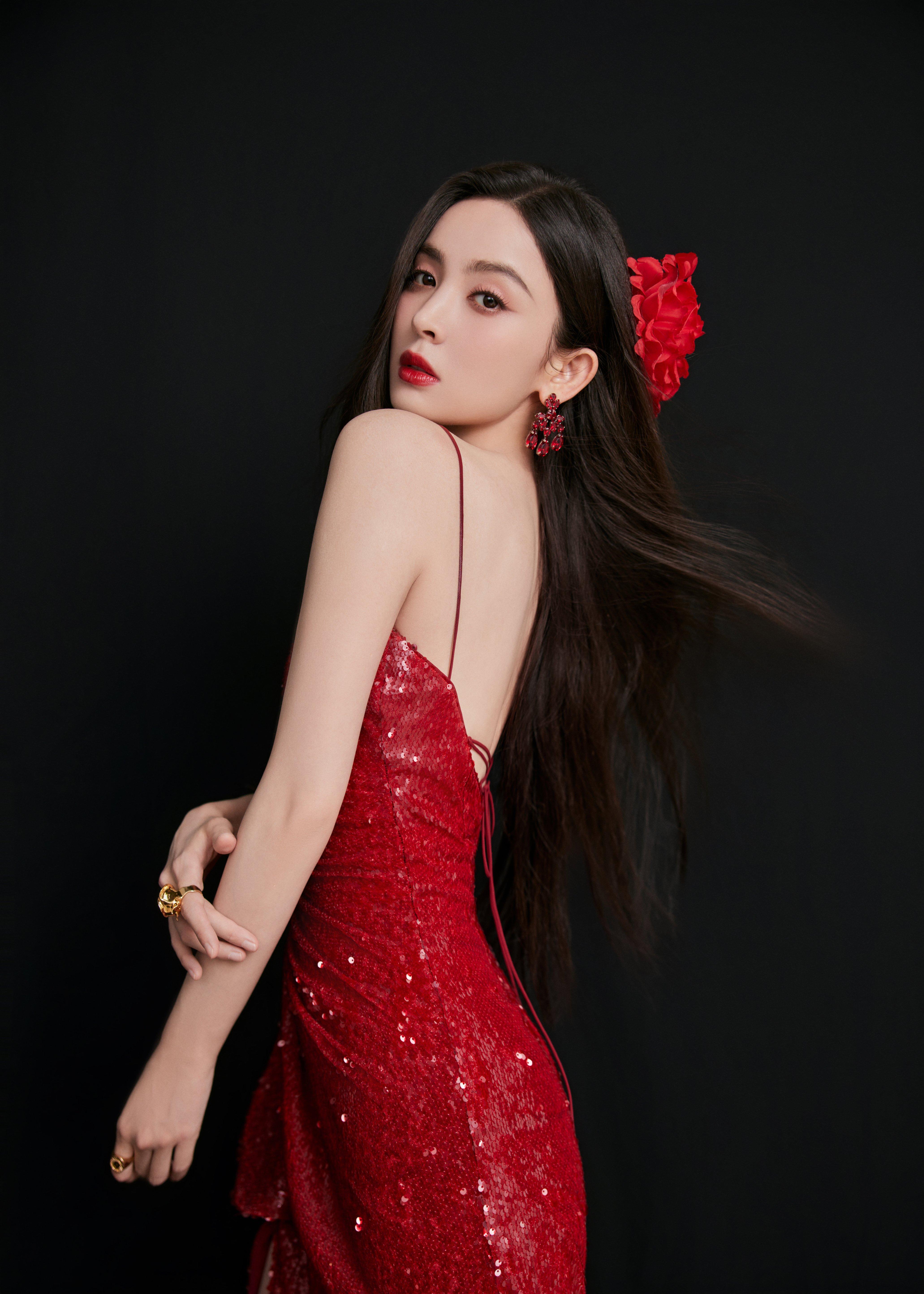 古力娜扎美照送达 红色吊带裸背礼服裙如明艳的红玫瑰,1 (4)