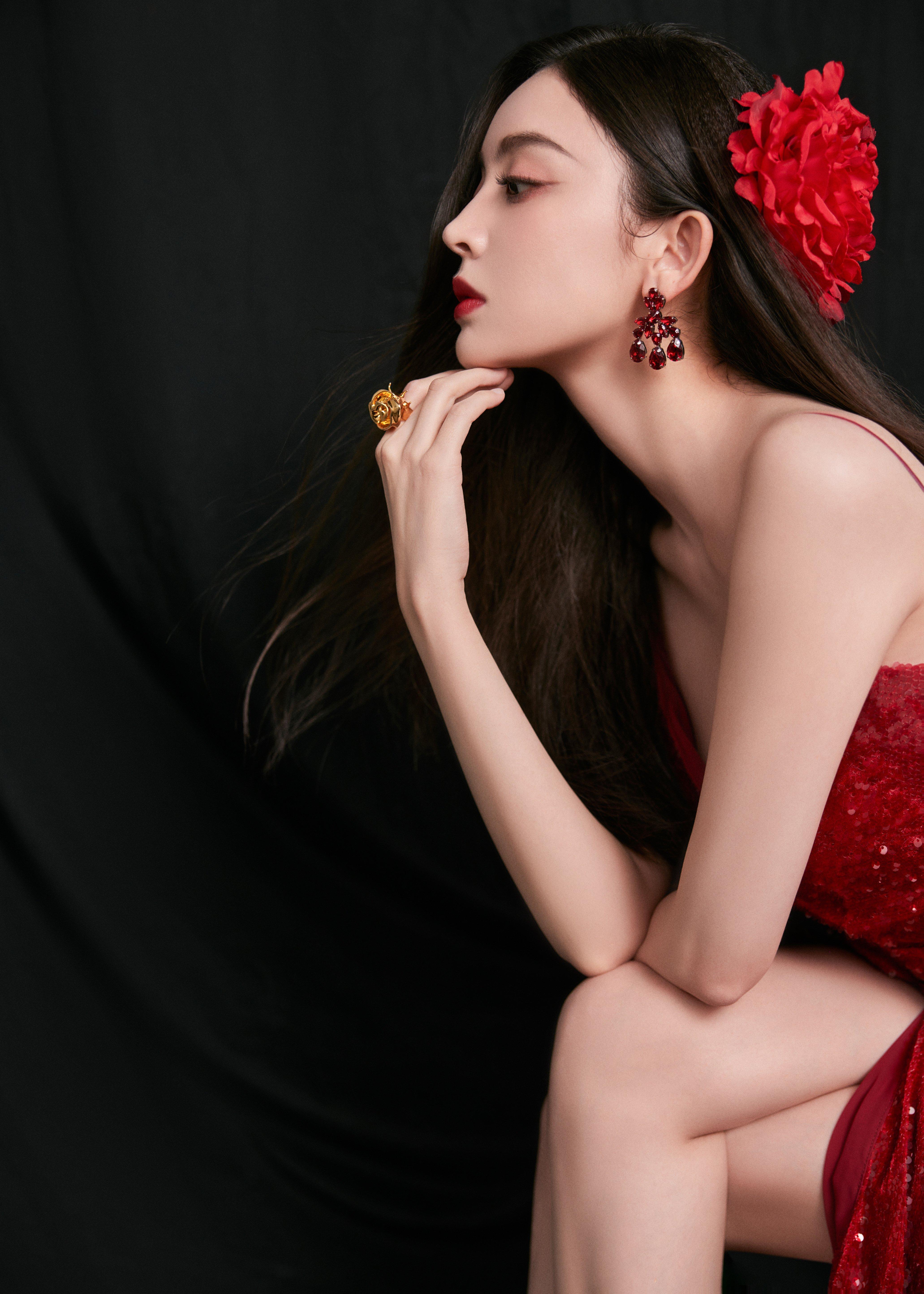 古力娜扎美照送达 红色吊带裸背礼服裙如明艳的红玫瑰,1 (5)