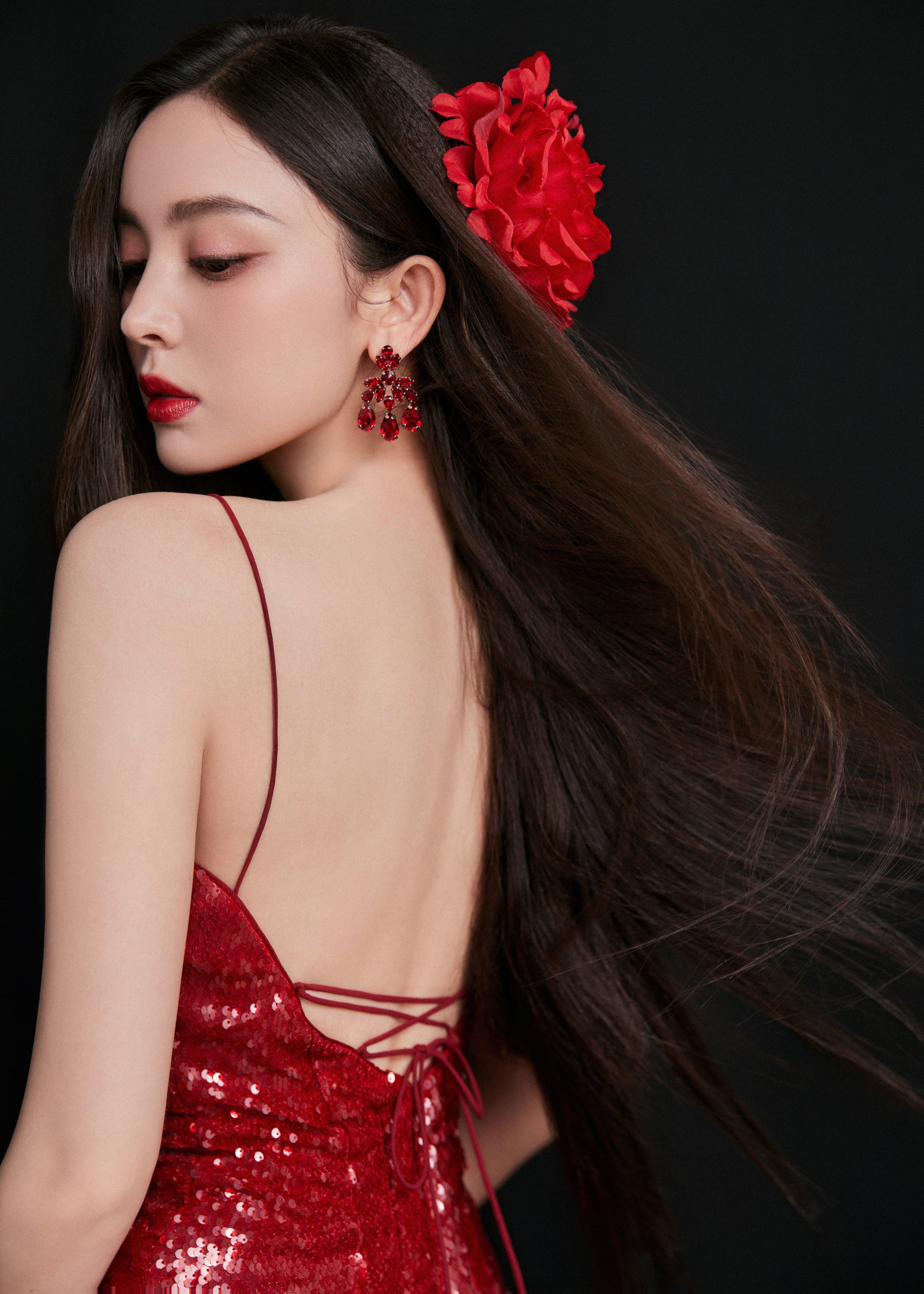 古力娜扎美照送达 红色吊带裸背礼服裙如明艳的红玫瑰,1 (8)