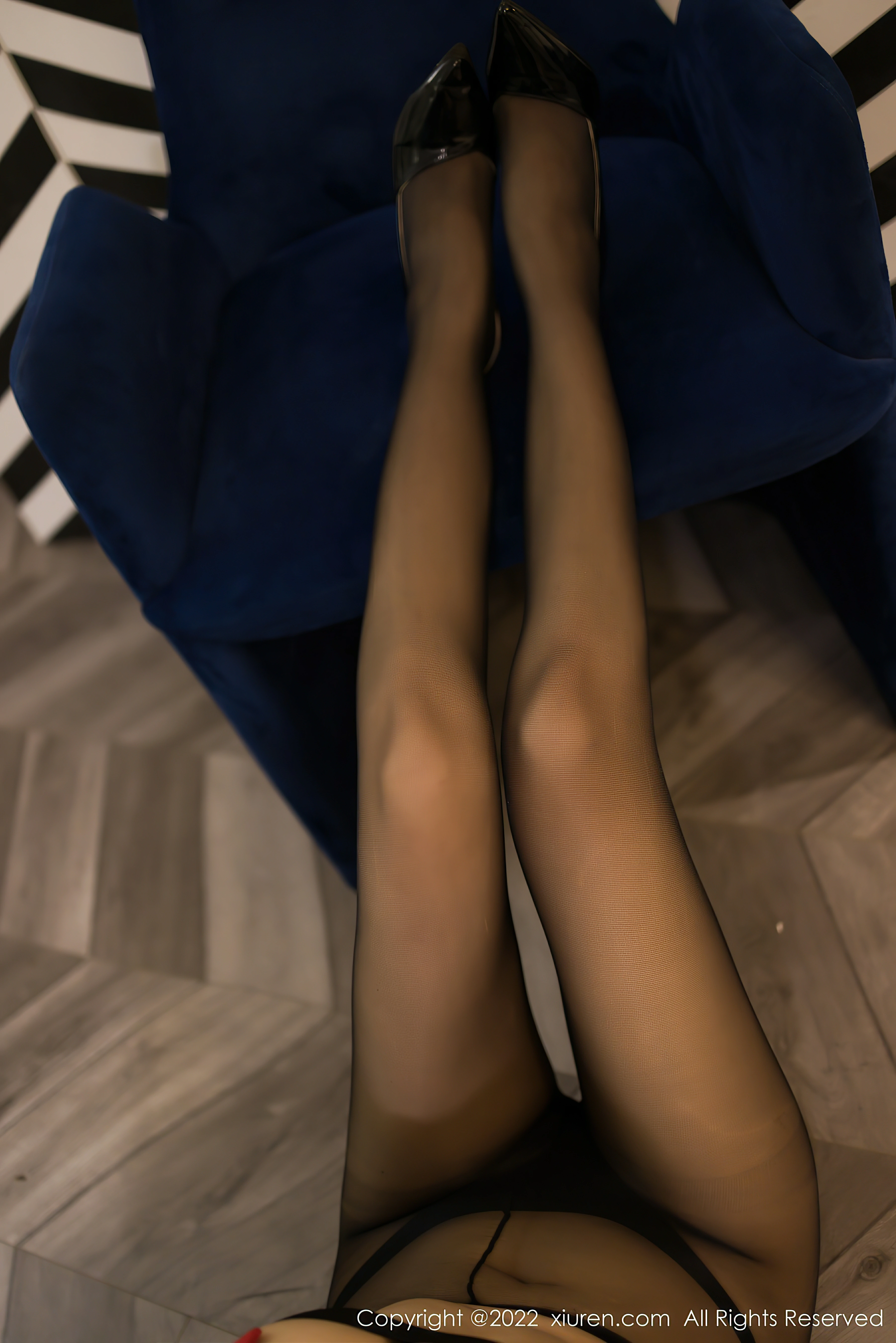 [Xiuren秀人网]2022.10.17 NO.5717 小泡芙 黑色紧身短袖与短裙加黑丝美腿性感写真集,0019