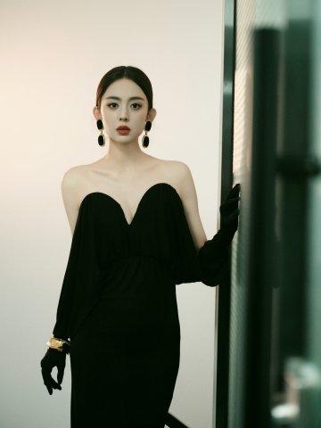 古力娜扎着黑色抹胸礼服裙出镜 如清冷黑玫瑰勾勒感性温柔