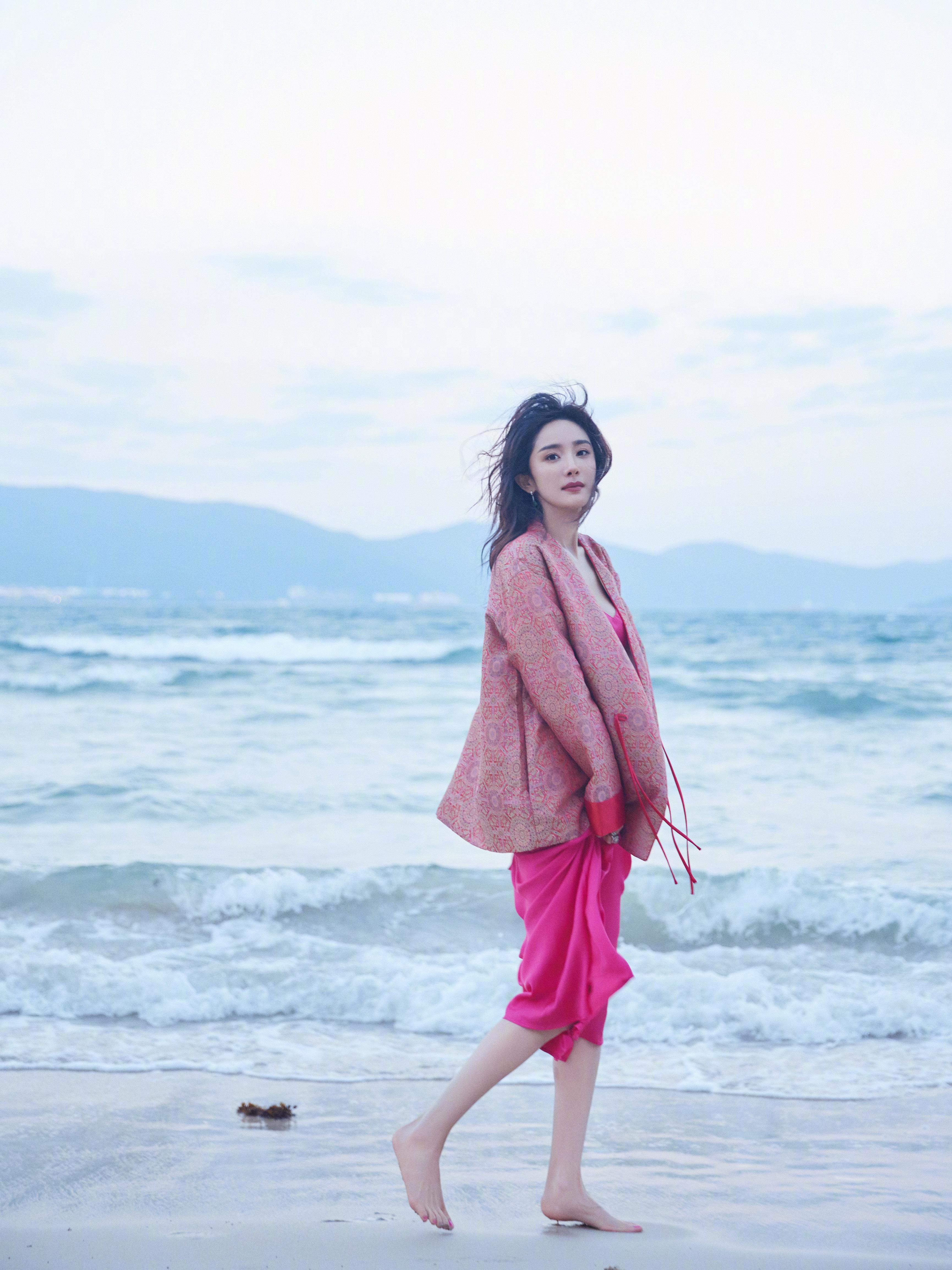 山青水暖，瑰丽动人，大美女杨幂红色吊带连衣裙海边性感写真。,1 (1)