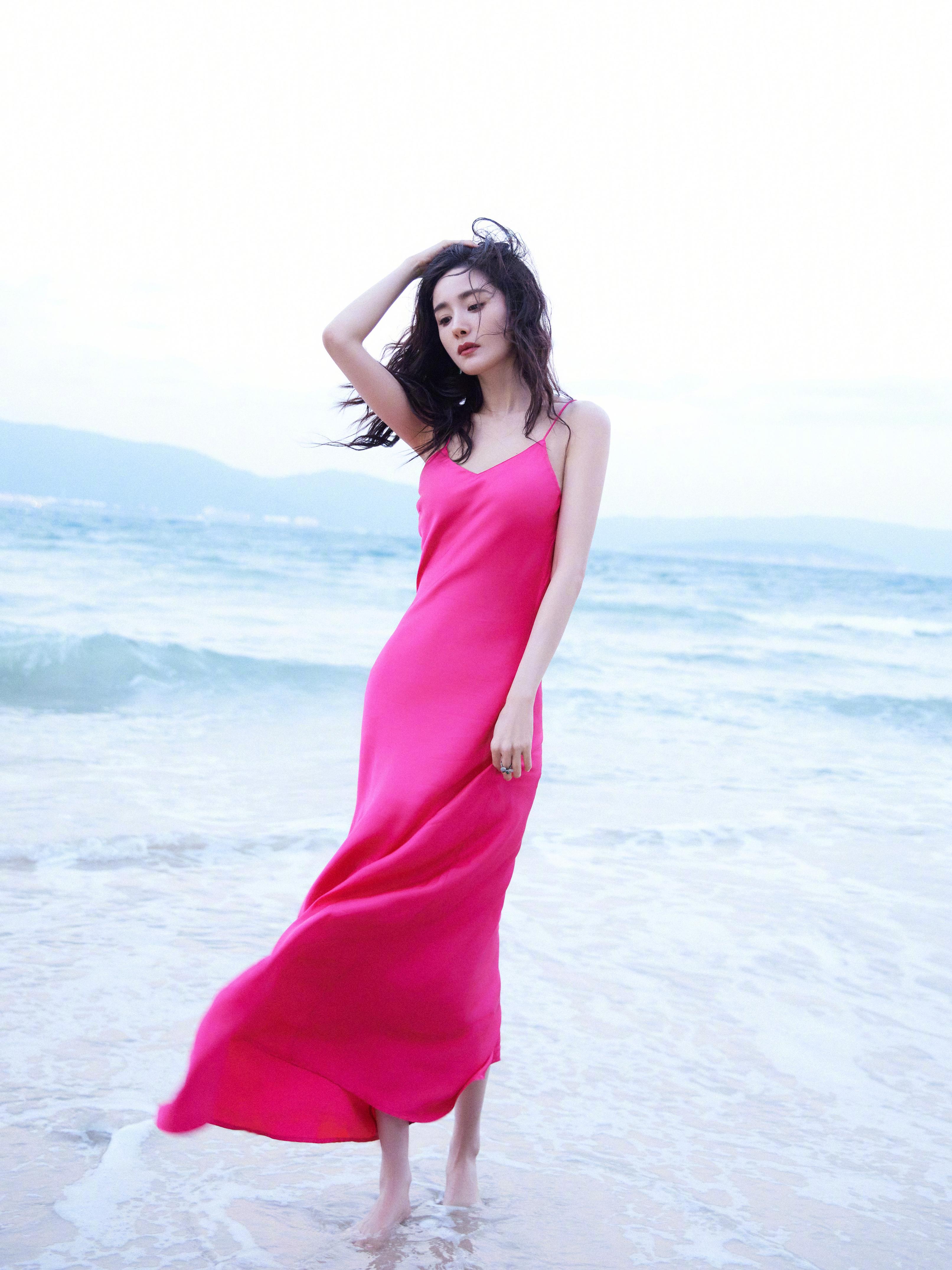 山青水暖，瑰丽动人，大美女杨幂红色吊带连衣裙海边性感写真。,1 (2)