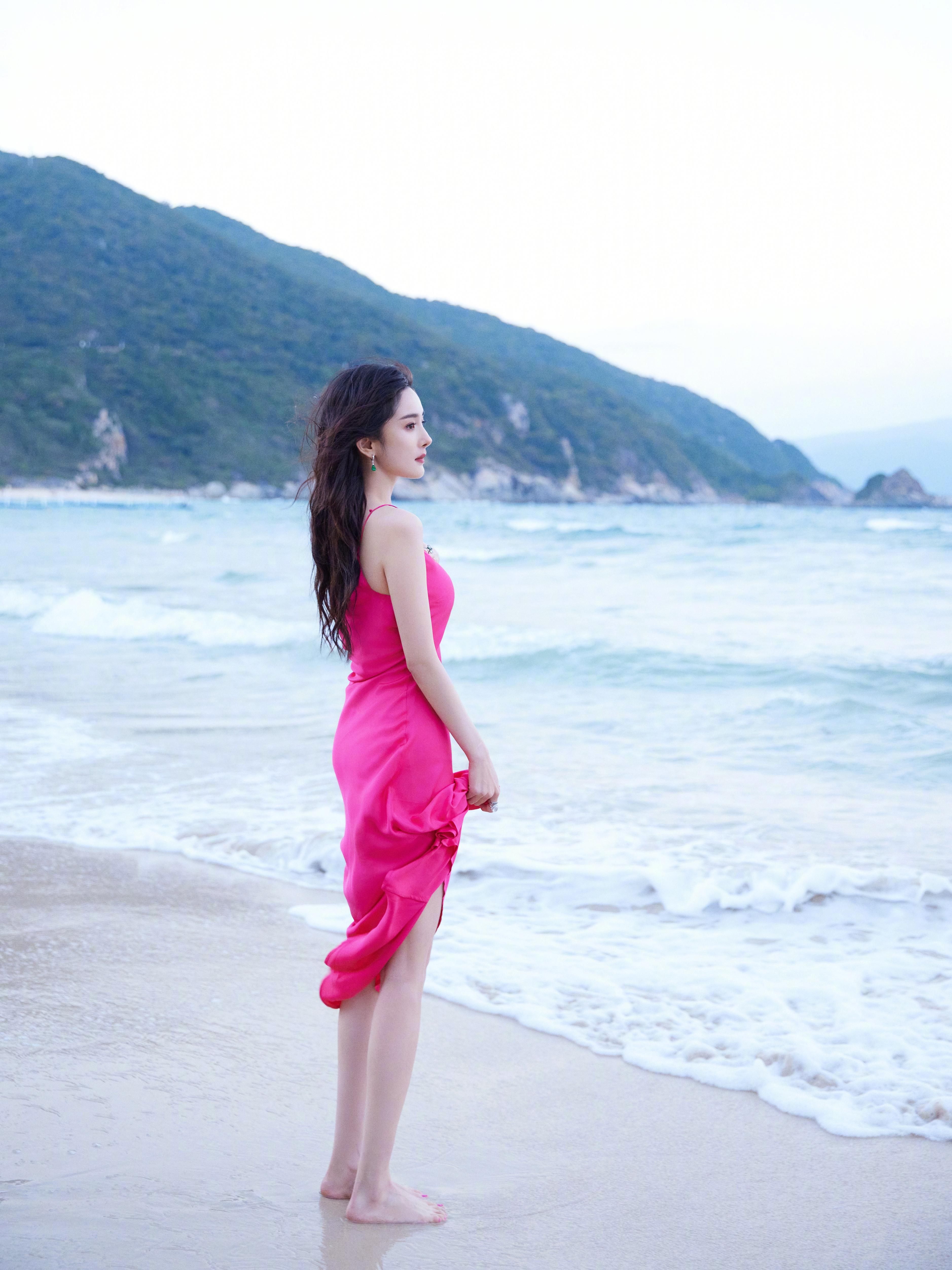 山青水暖，瑰丽动人，大美女杨幂红色吊带连衣裙海边性感写真。,1 (5)