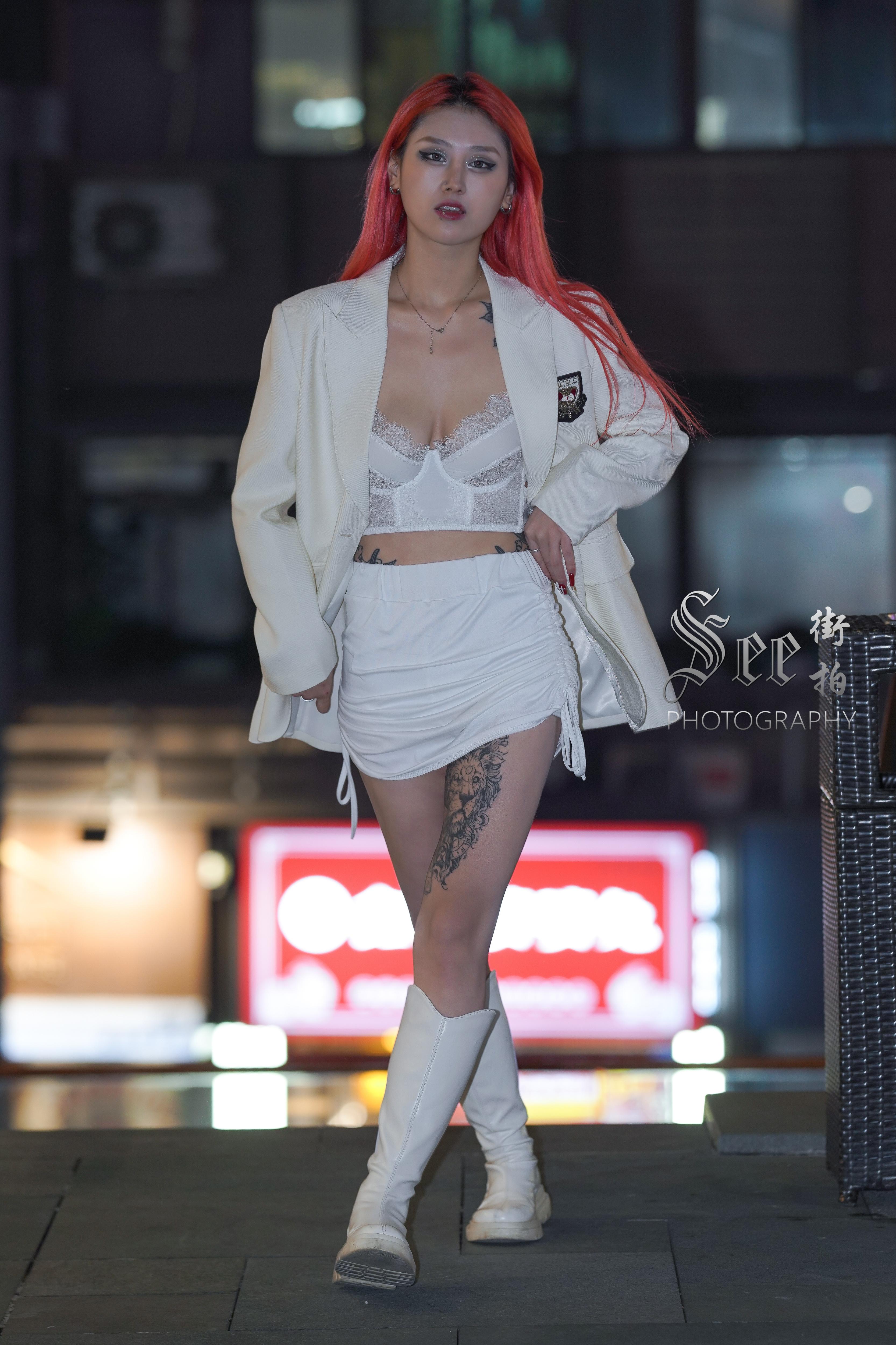 SEE街拍 魅力迷人的纹身少妇 白色短裙加蕾丝内衣性感妖娆,1 (1)