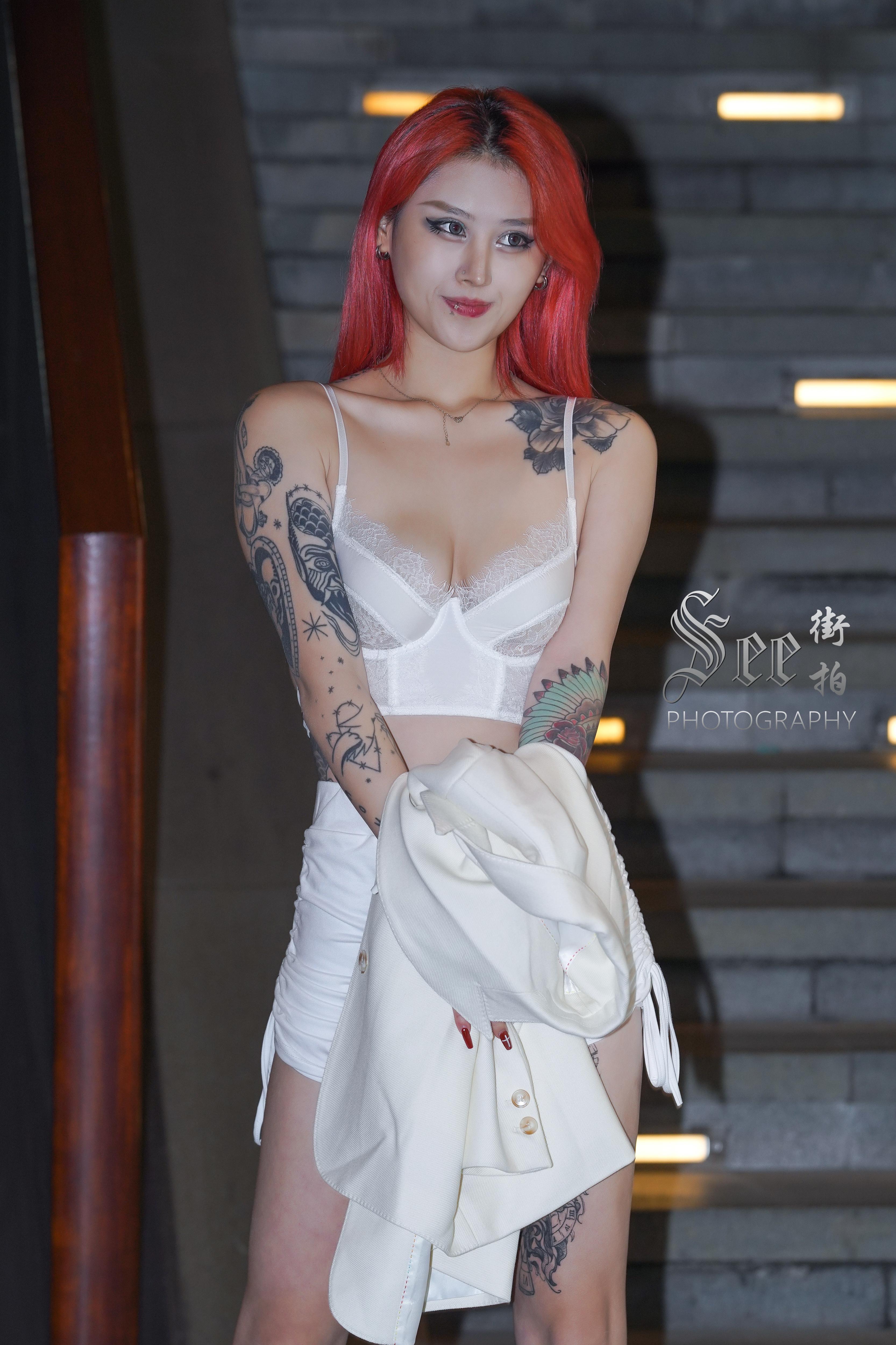 SEE街拍 魅力迷人的纹身少妇 白色短裙加蕾丝内衣性感妖娆,1 (4)