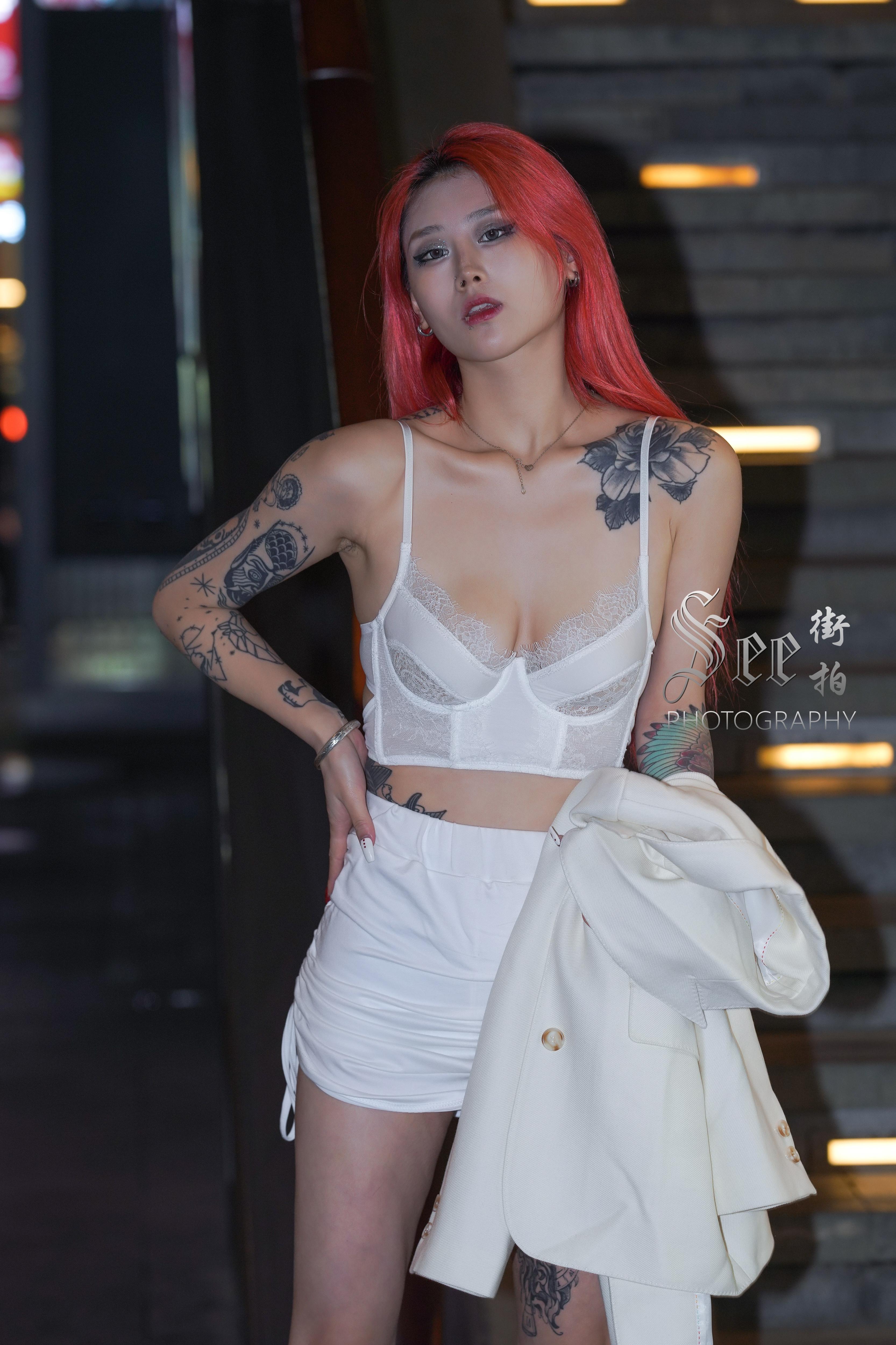 SEE街拍 魅力迷人的纹身少妇 白色短裙加蕾丝内衣性感妖娆,1 (5)
